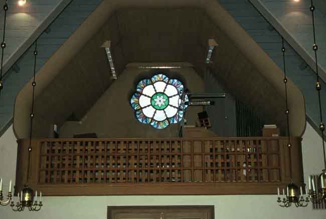 Orgelläktaren med rosettfönster i västra gaveln. 
