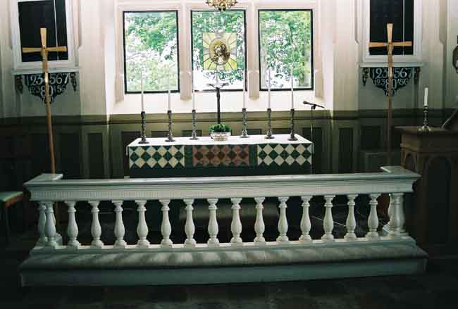 Österviks kapell, interiört, altare och altarring.