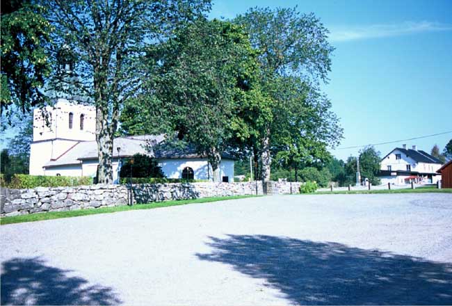 Kyrkan från sö.