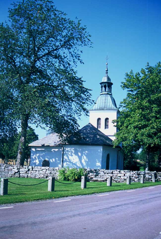 Kyrkan från nö.