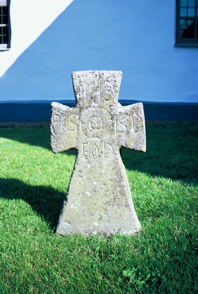 Sandstenskors söder om kyrkan.