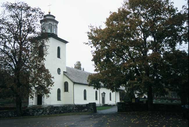 Gillberga kyrka från sydväst.