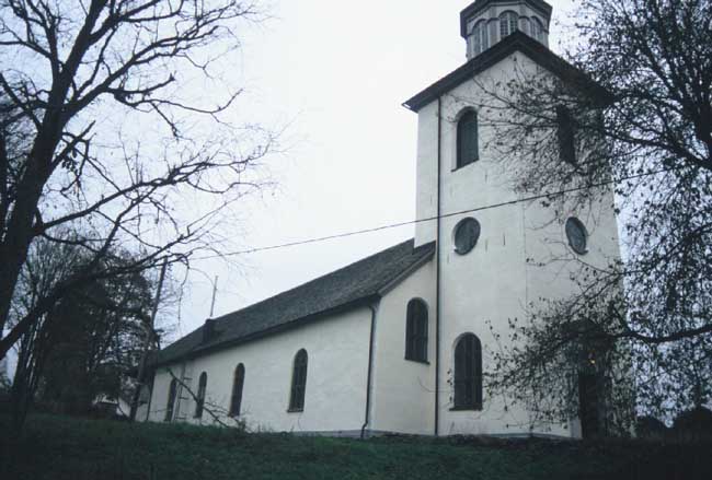 Gillberga kyrka från norr med gravfältet från järnåldern strax intill.