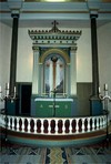 Altaruppsats och altarring i nyklassicistisk stil.