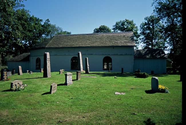 Millesvik kyrka och norra delen av kyrkogården.