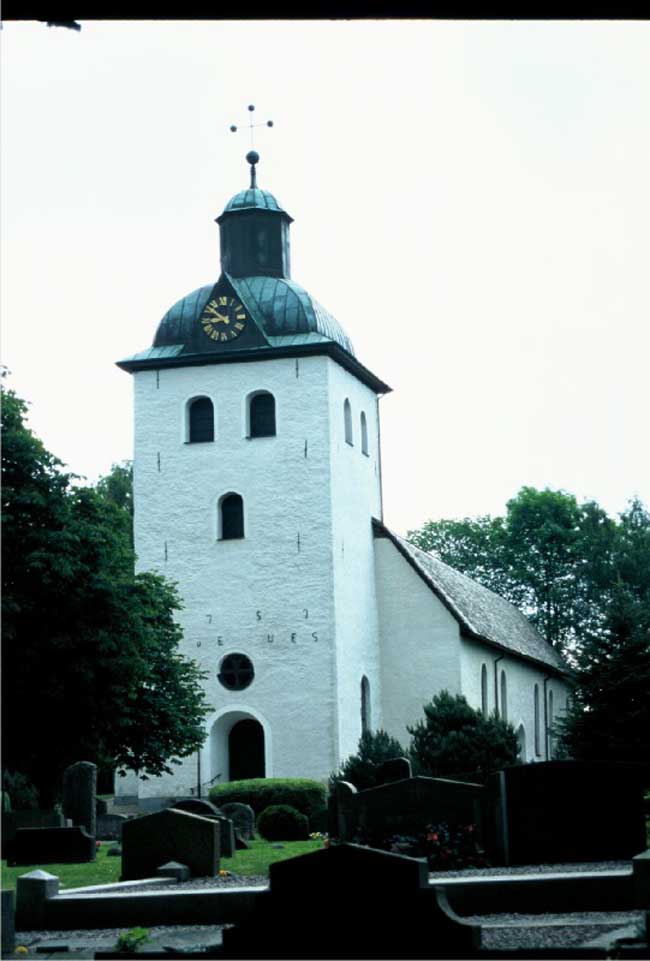 Kyrkan från sydväst.