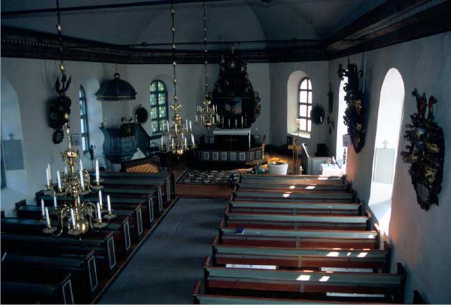 Kyrkorummet i Bro kyrka från läktaren.