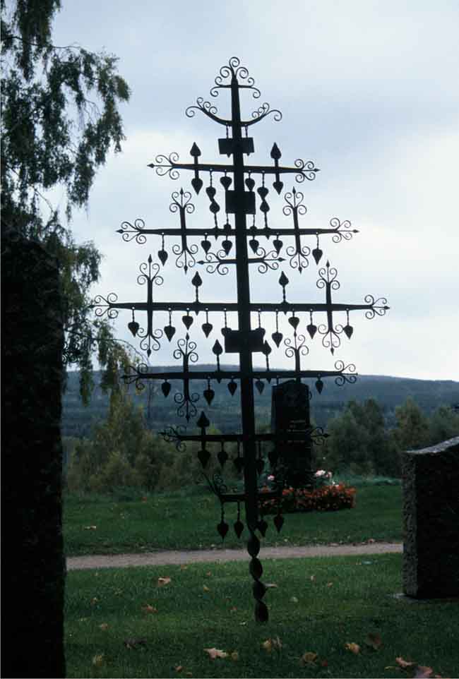 Ett av alla smidda gravkors på Ekshärads kyrkogård.