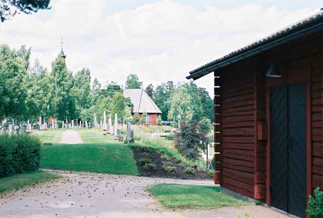 S:t Olavs kapell, exteriört, del av bårhuset och vy mot kyrkan i norr.