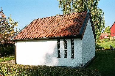 Bårhuset vid Hajoms kyrka sett från SÖ.