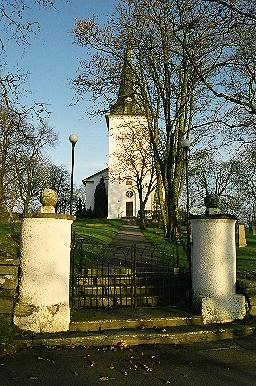 Örby kyrka med grindparti i väster, från V.