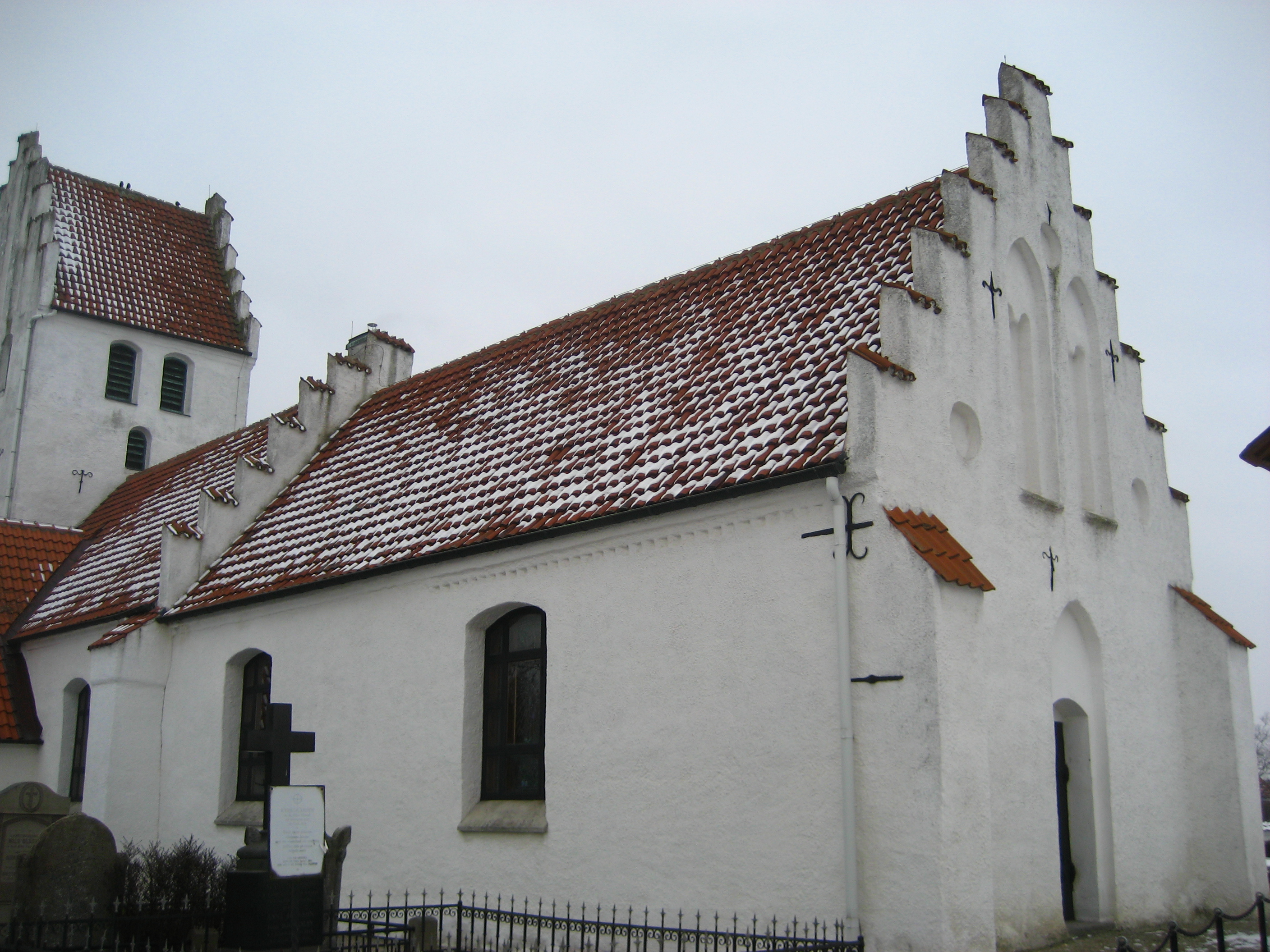 Burlövs kyrka med korparti, från sydost.