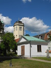 Carl Gustafs kyrkogård med gamla bårhuset i den östra delen samt klocktornet i bakgrunden.