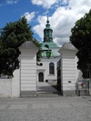 Carl Gustafs kyrka och ingången i väster.