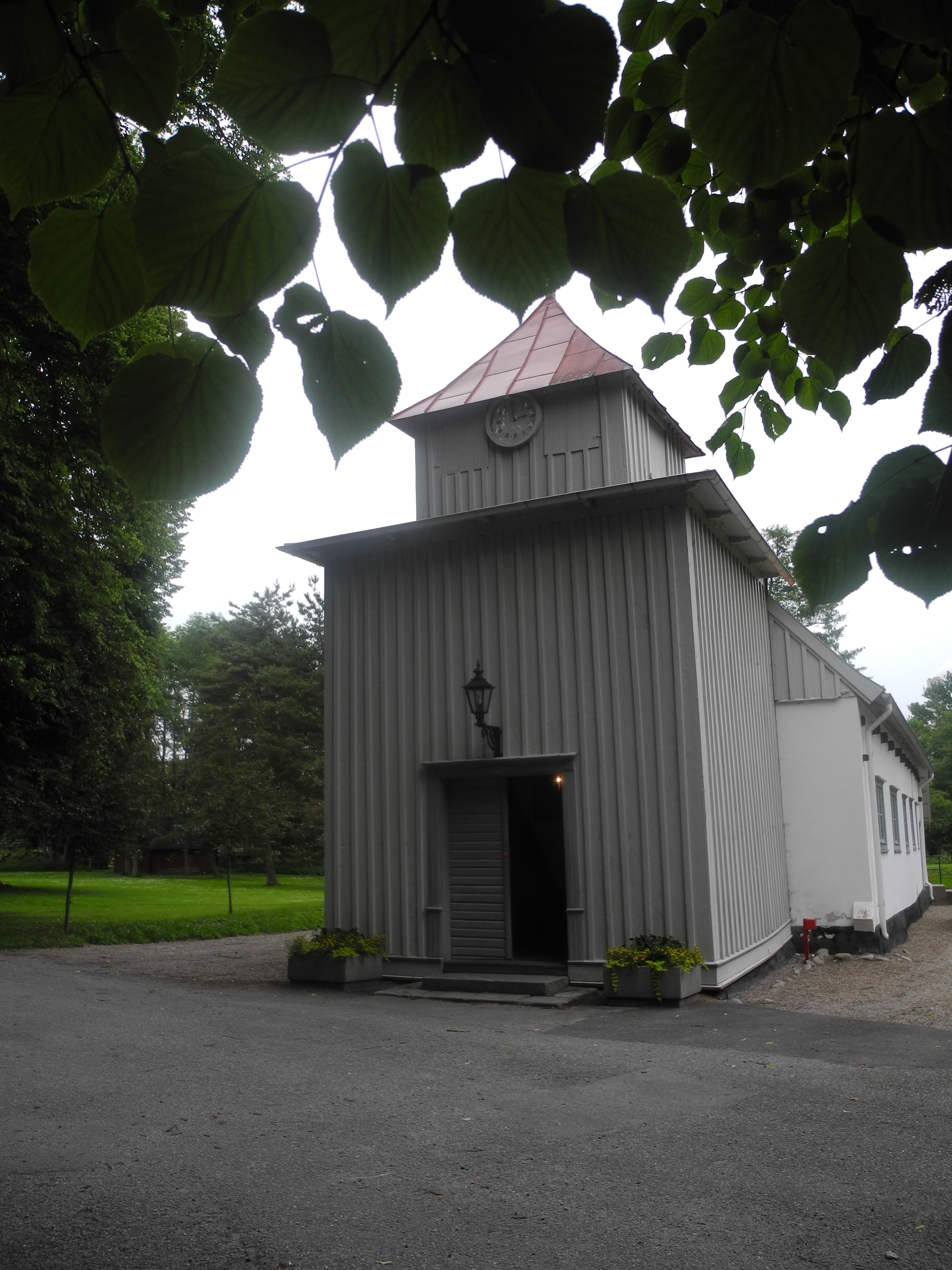 Elleholms kyrka, torn och ingång från väster.