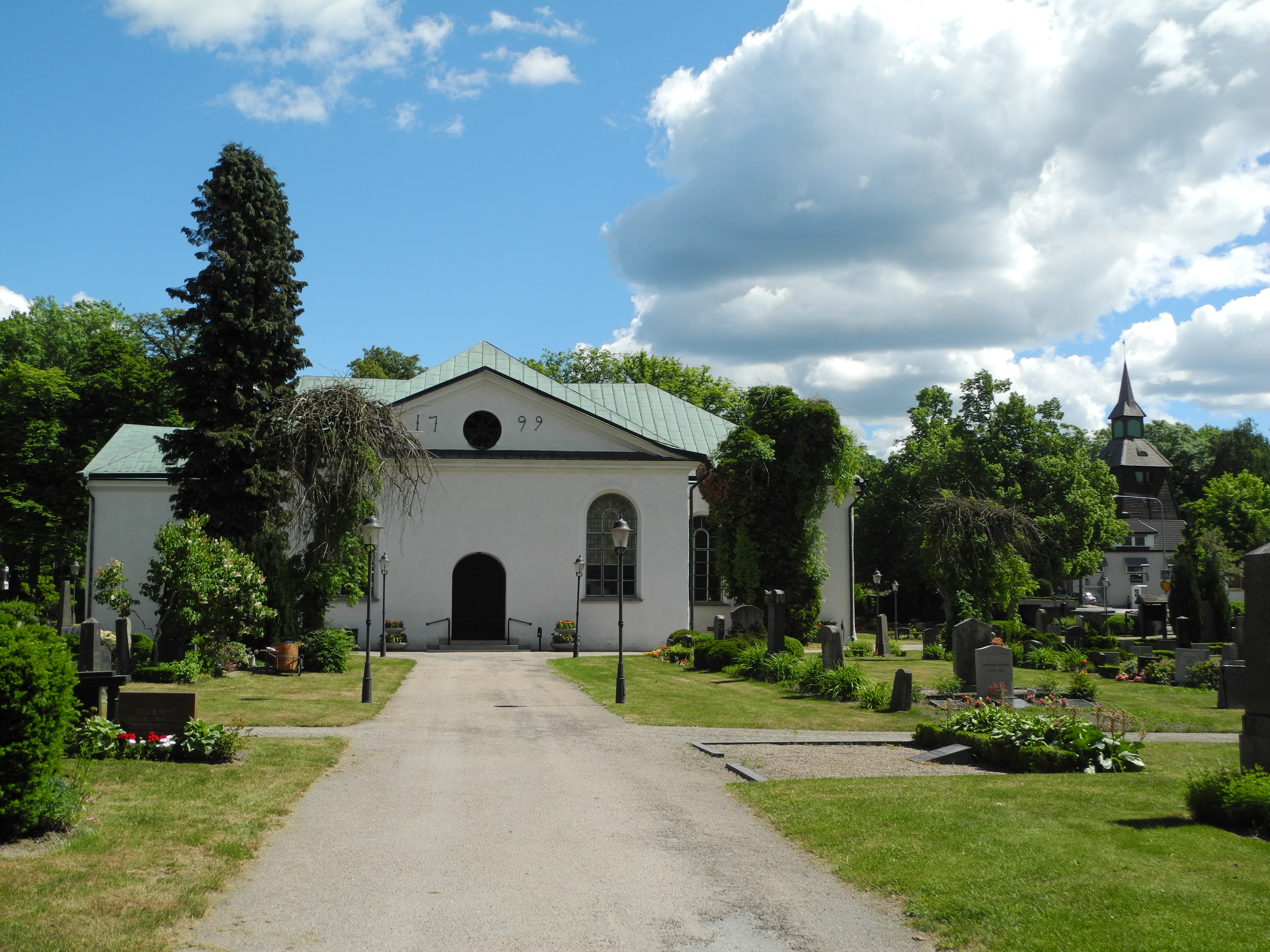 Asarums kyrkomiljö, från väster.