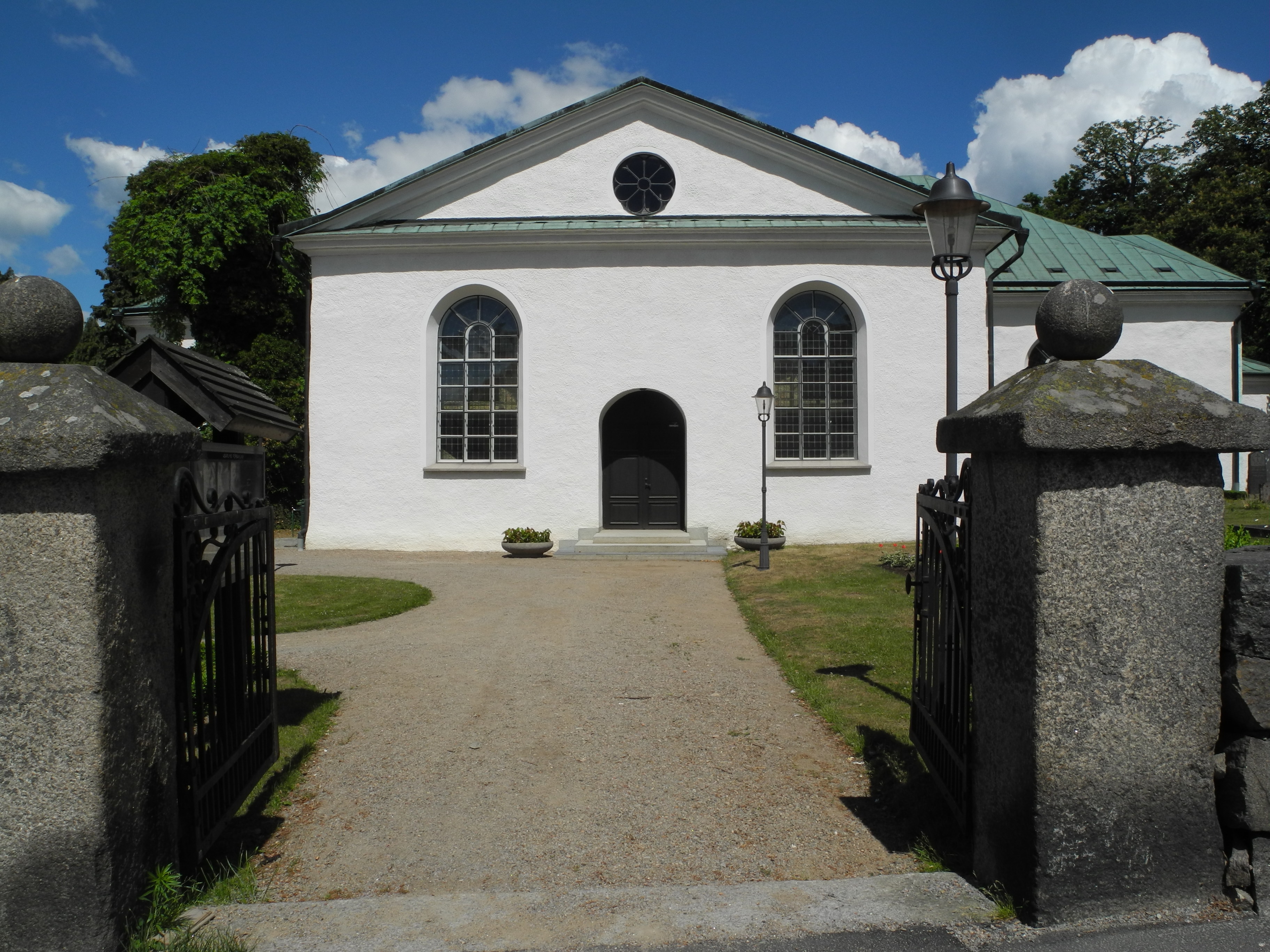 Asarums kyrka från söder.