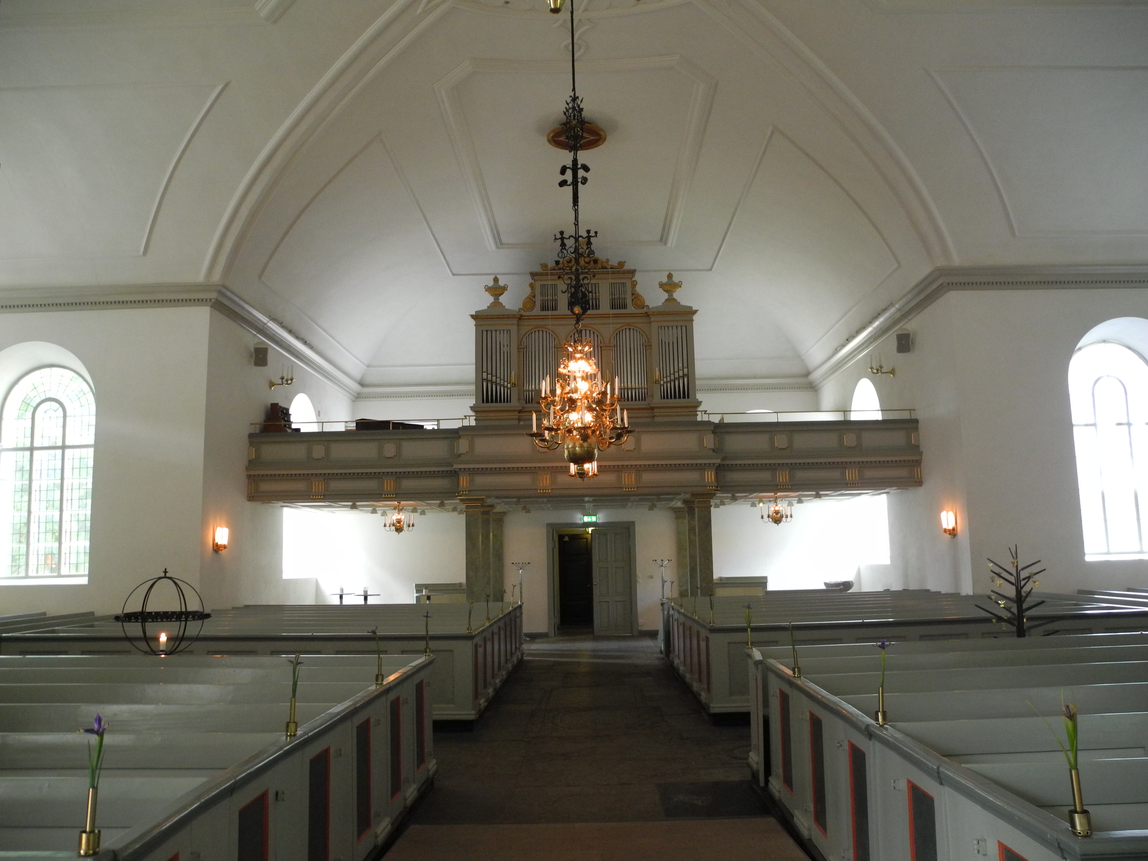 Asarums kyrka, orgel och läktare i västra delen.