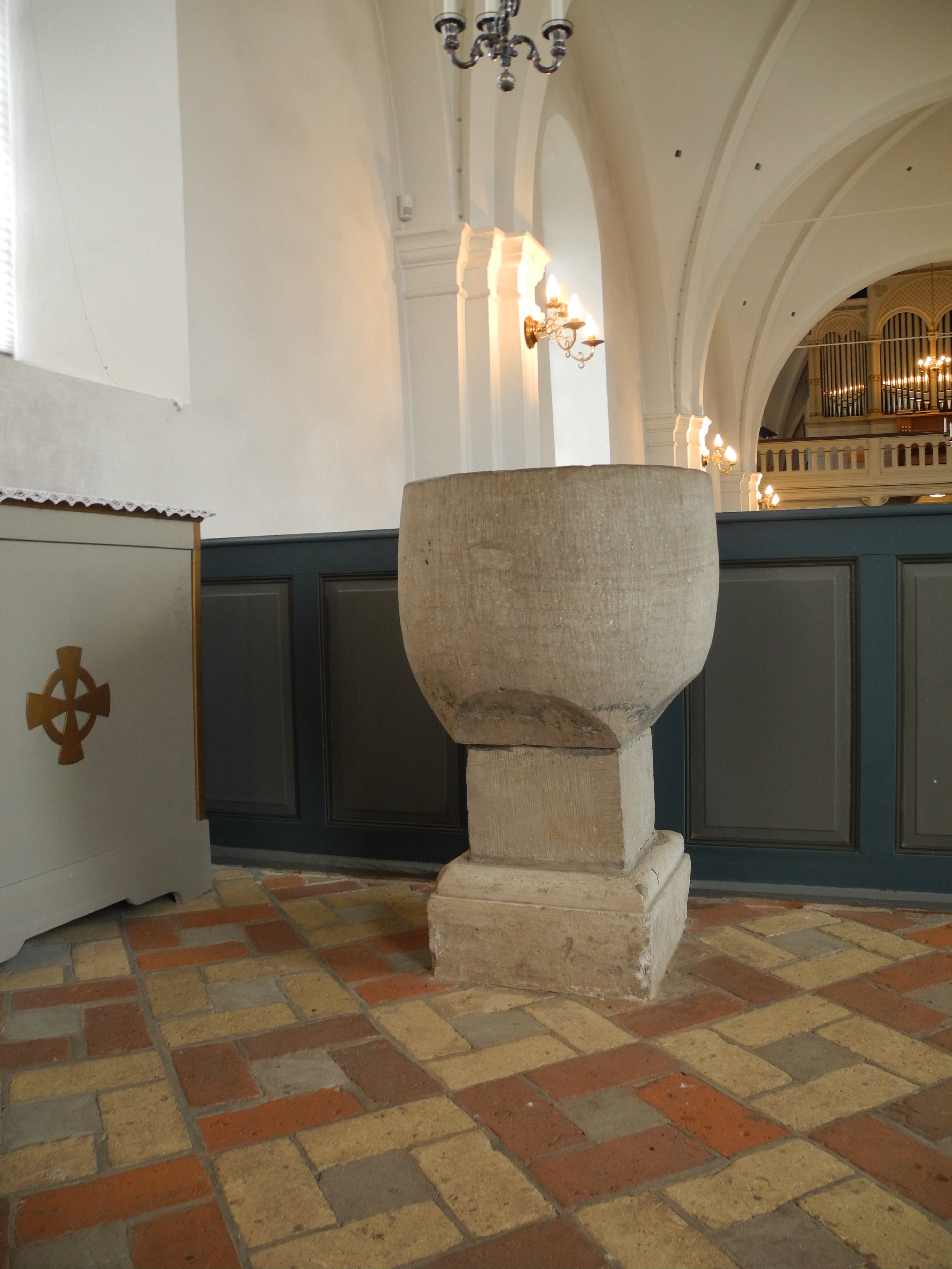 Borgeby kyrka, dopfunt i sandsten, 1100-tal.