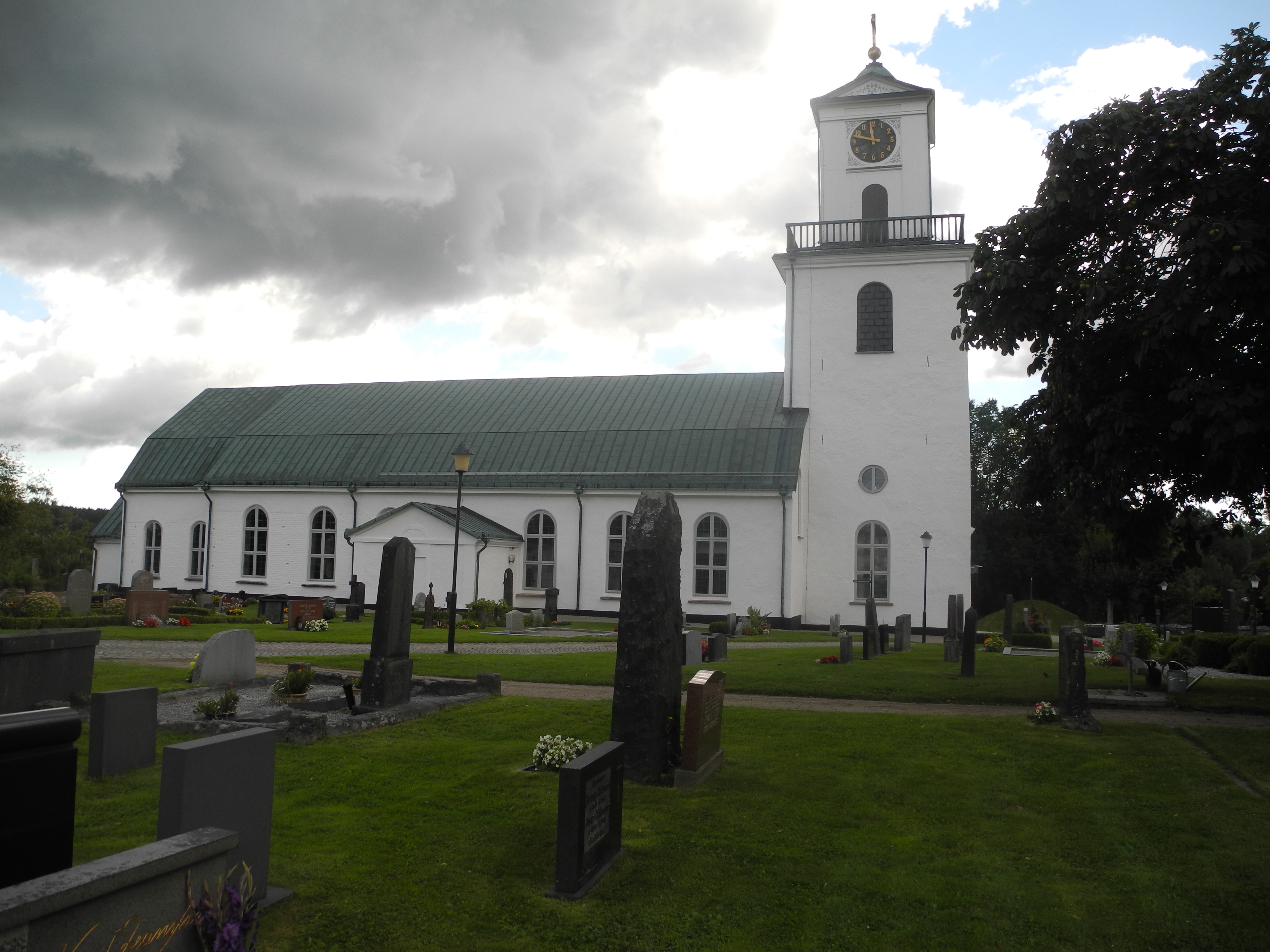 Jämshögs kyrka och kyrkogård från norr.