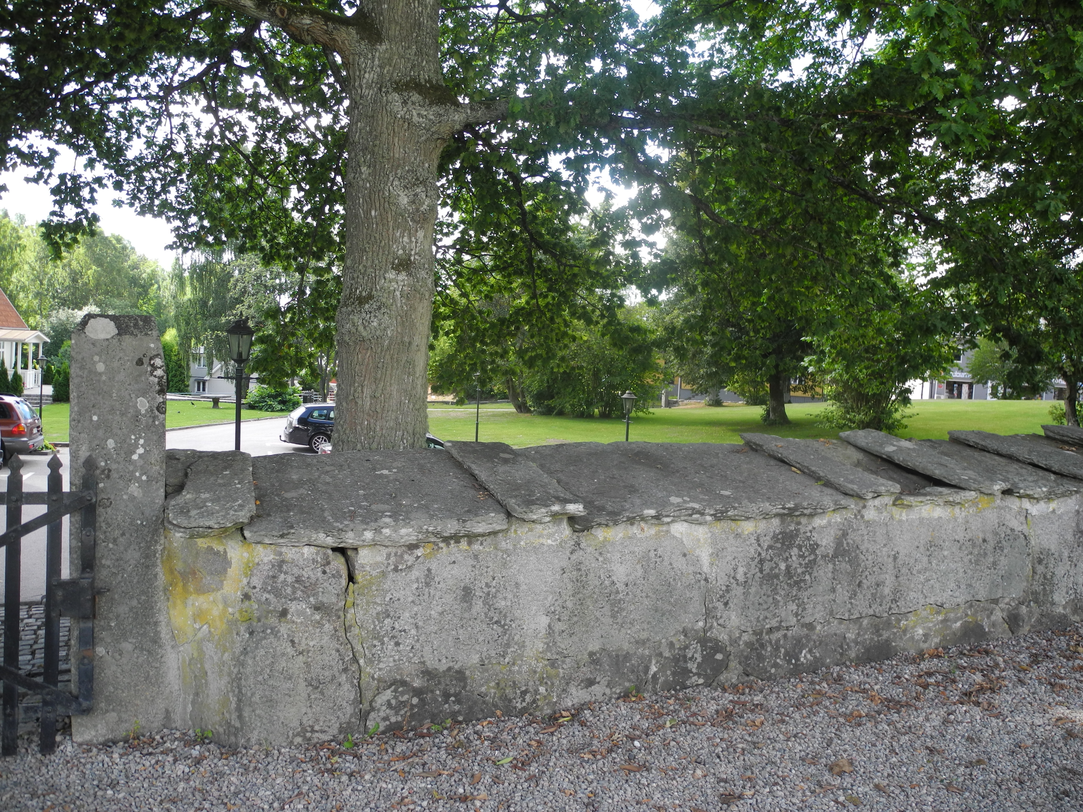 Jämshögs kyrkogård. mur med skifferstenstäckning.