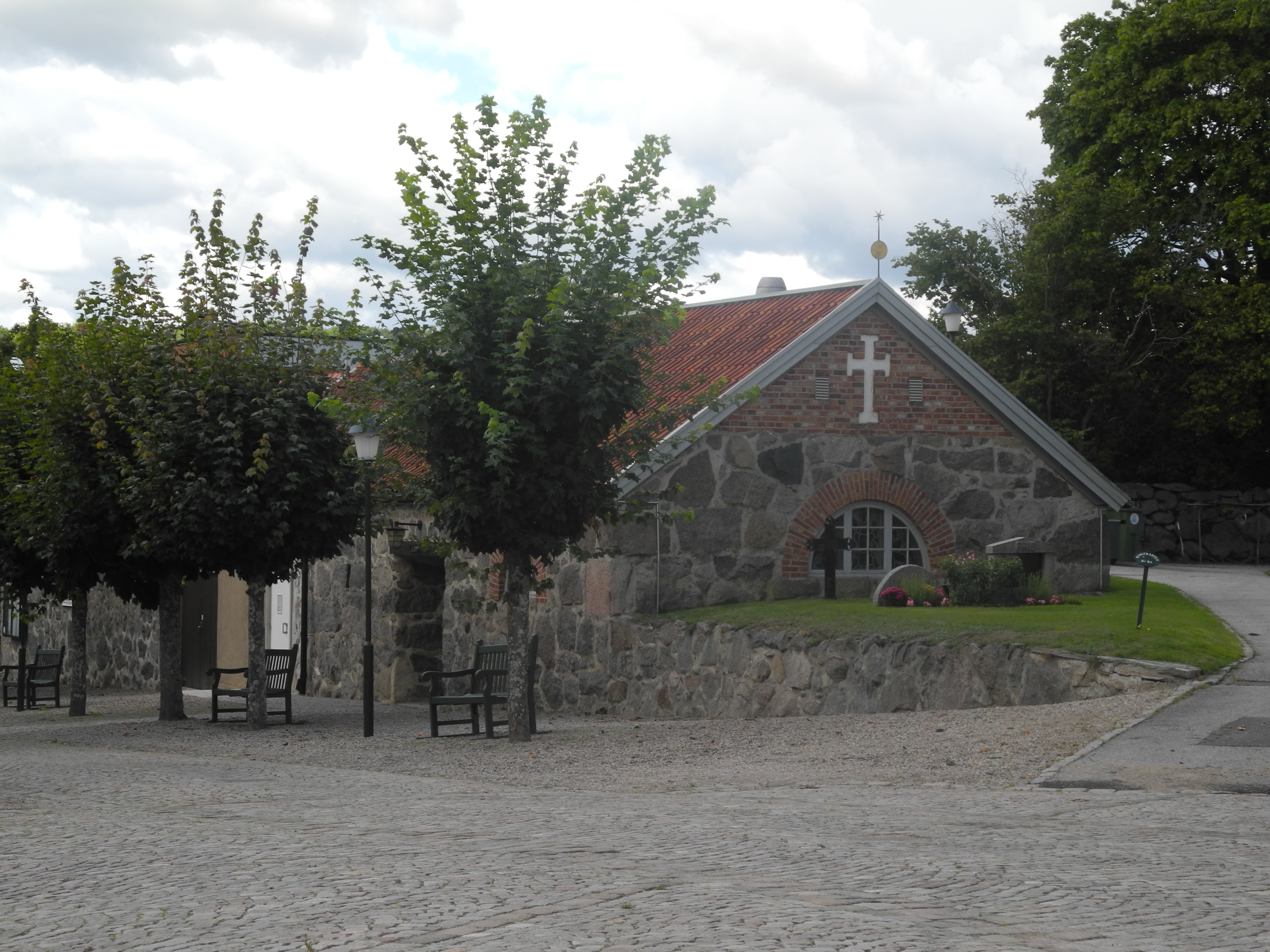 Jämshögs kyrkogård, äldre gravkapell/bårhus vid uppfarten från väster.