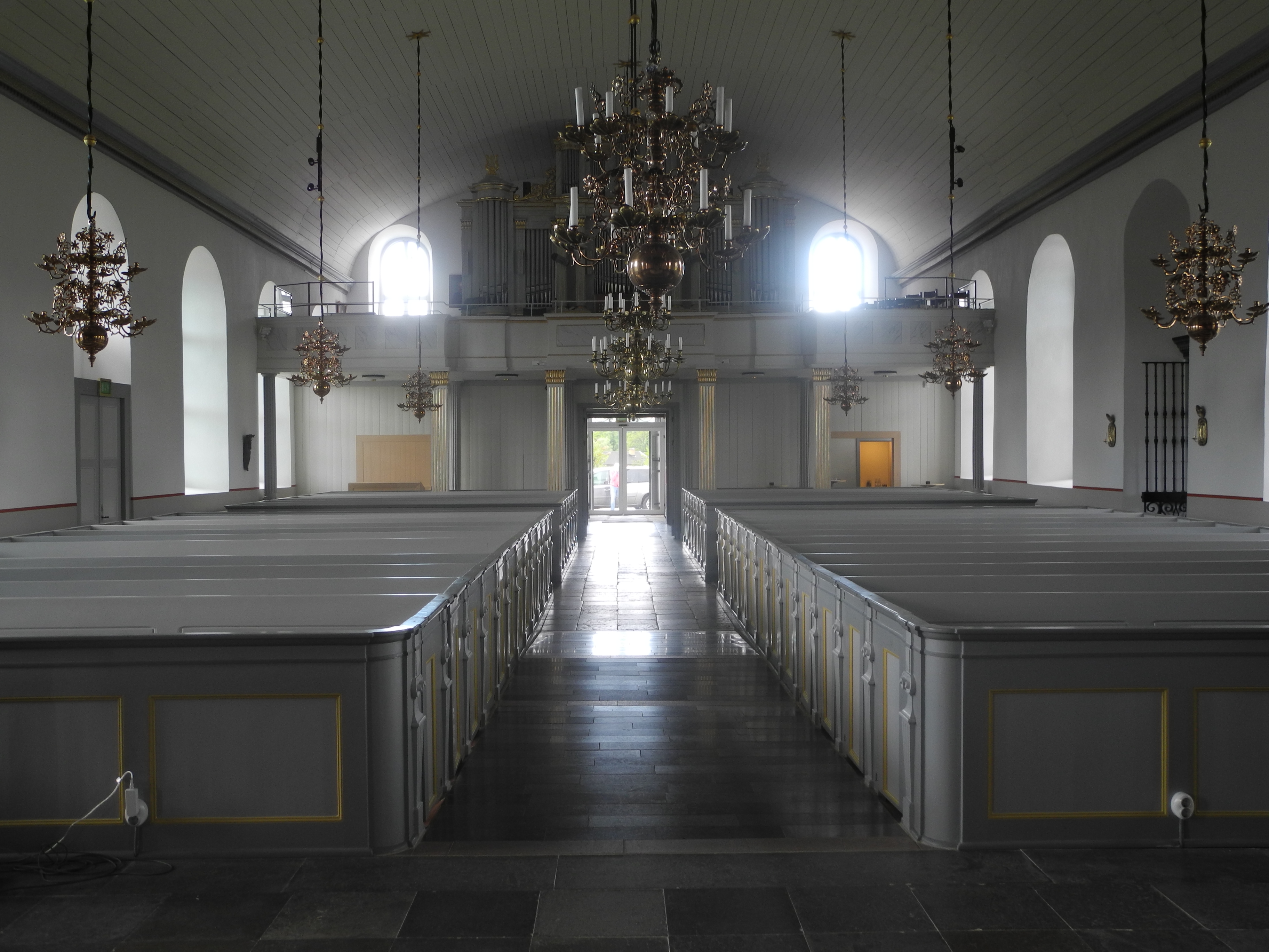 Jämshögs kyrka, långhusets västra del med läktare och orgel.