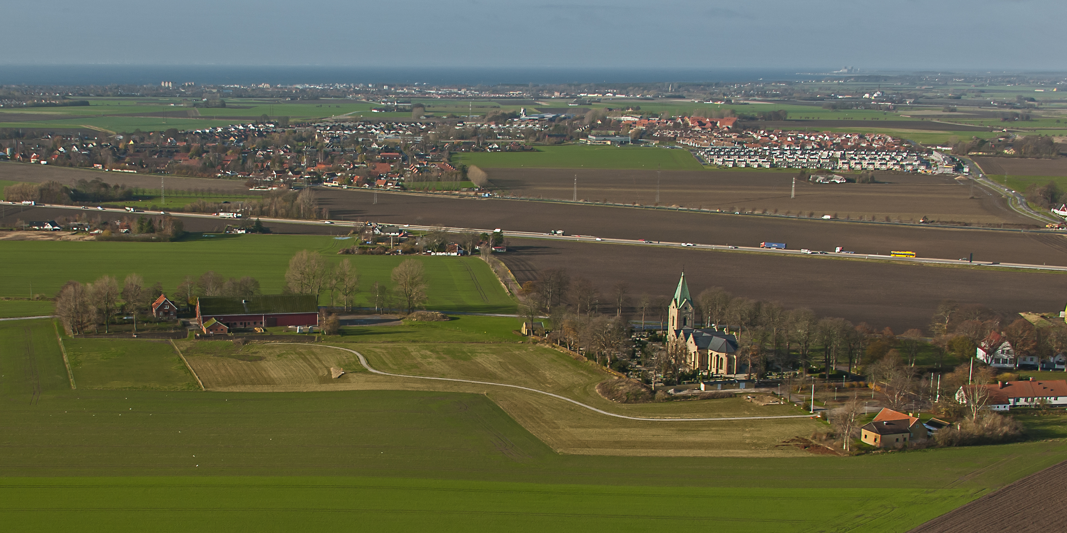 Uppåkra kyrka och kyrkogård, vy från öster.