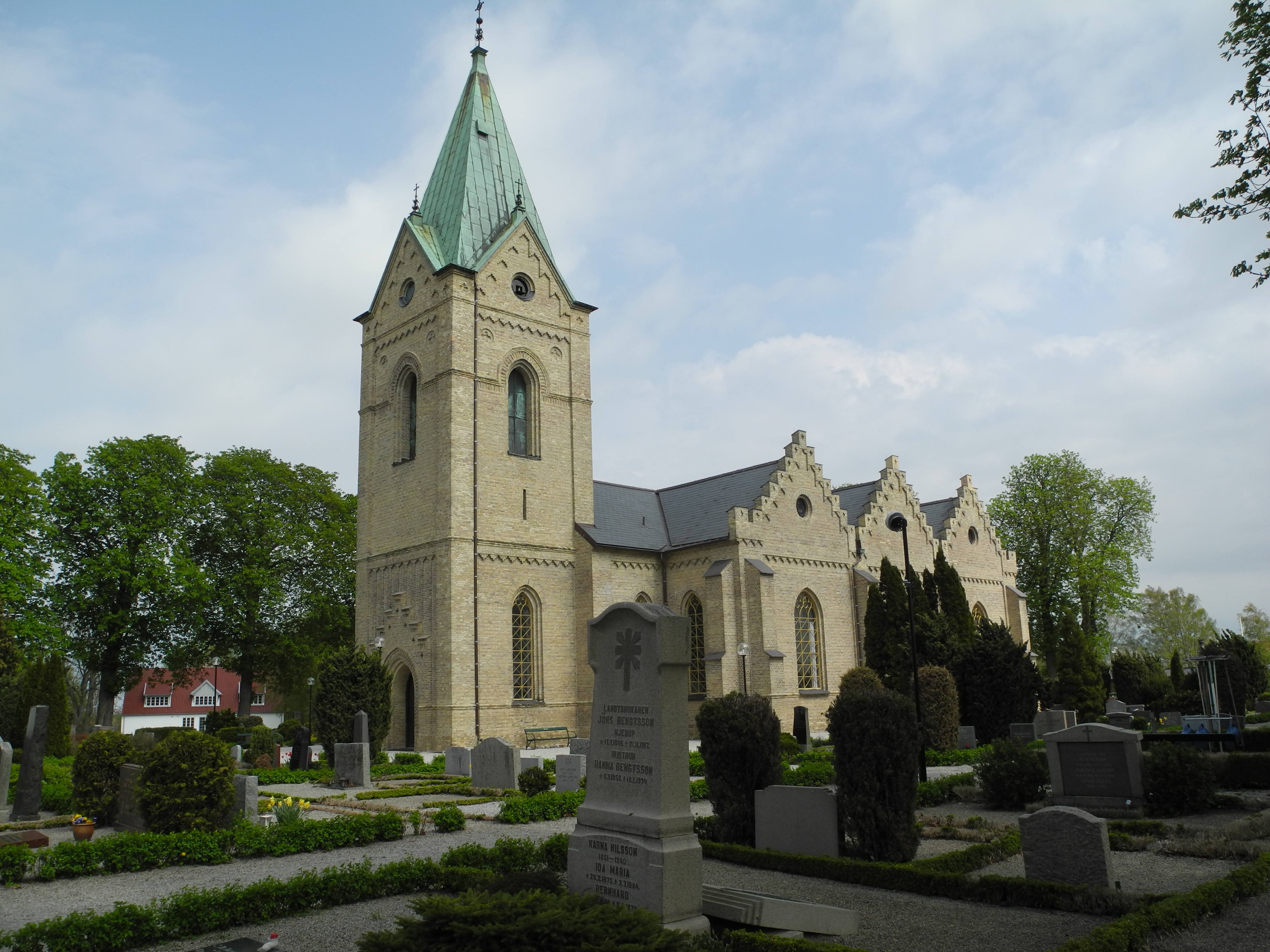 Uppåkra kyrka från sydväst.