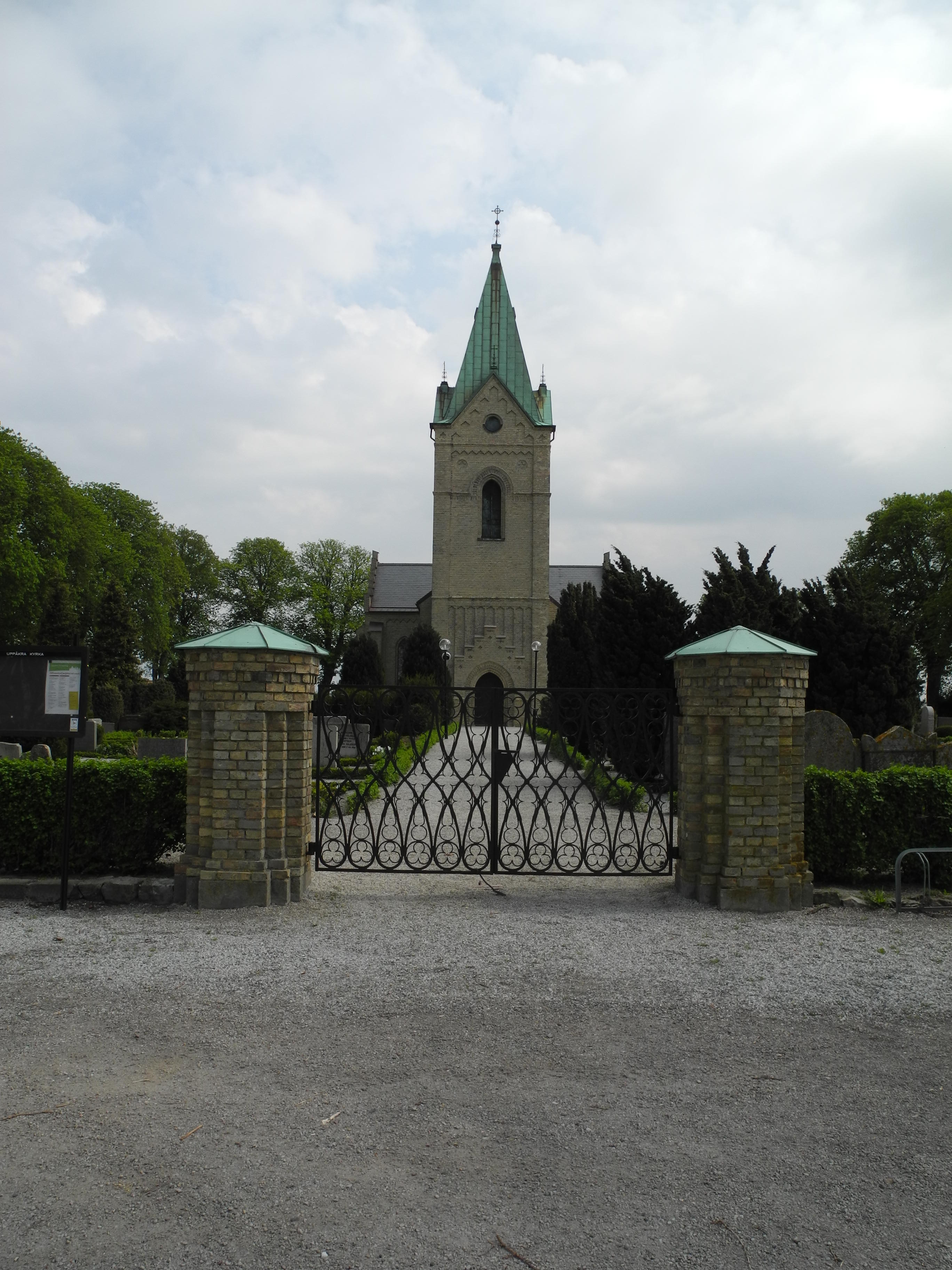 Uppåkra kyrka från väster.