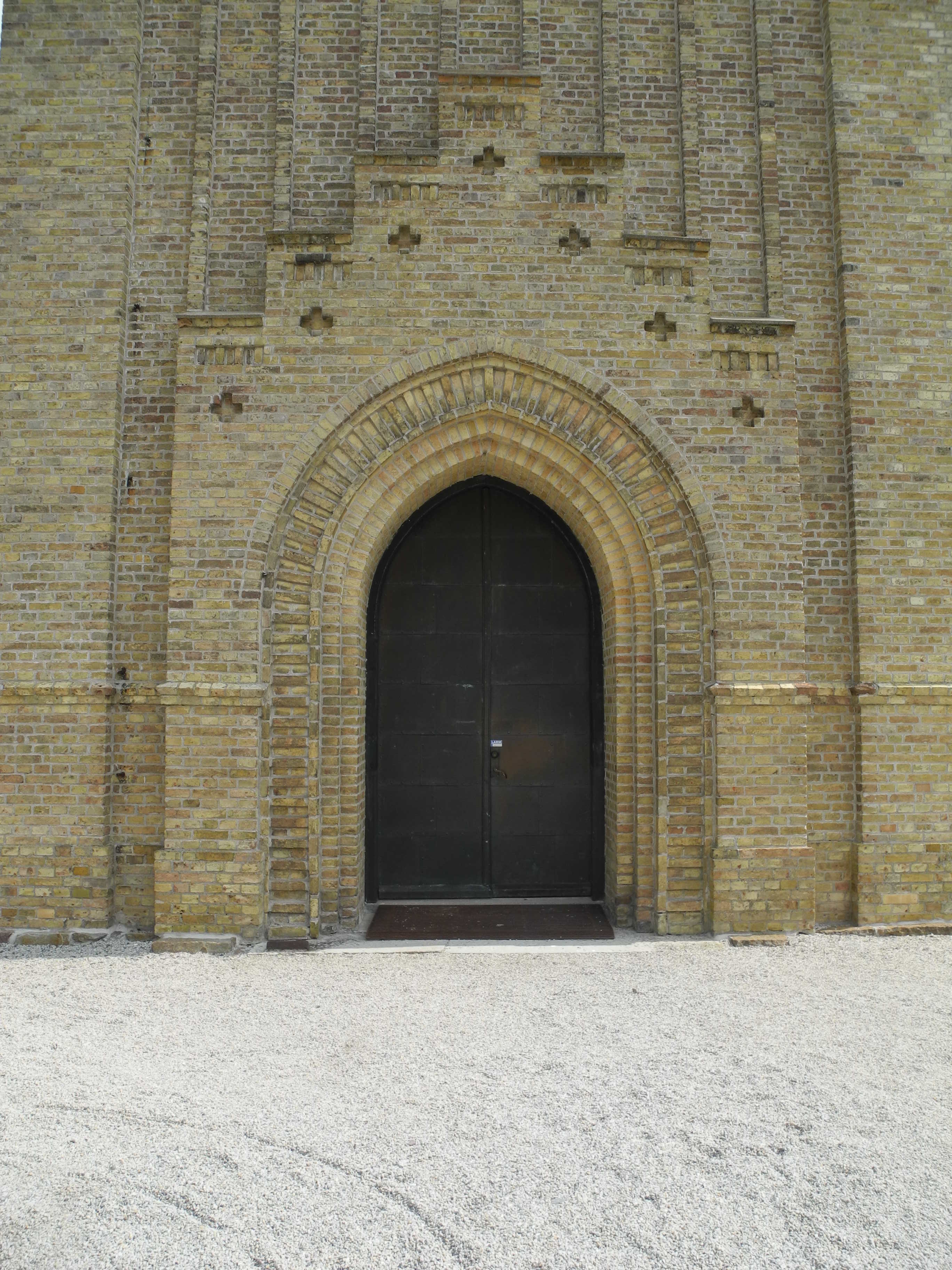 Uppåkra kyrka, huvudingången i väster.