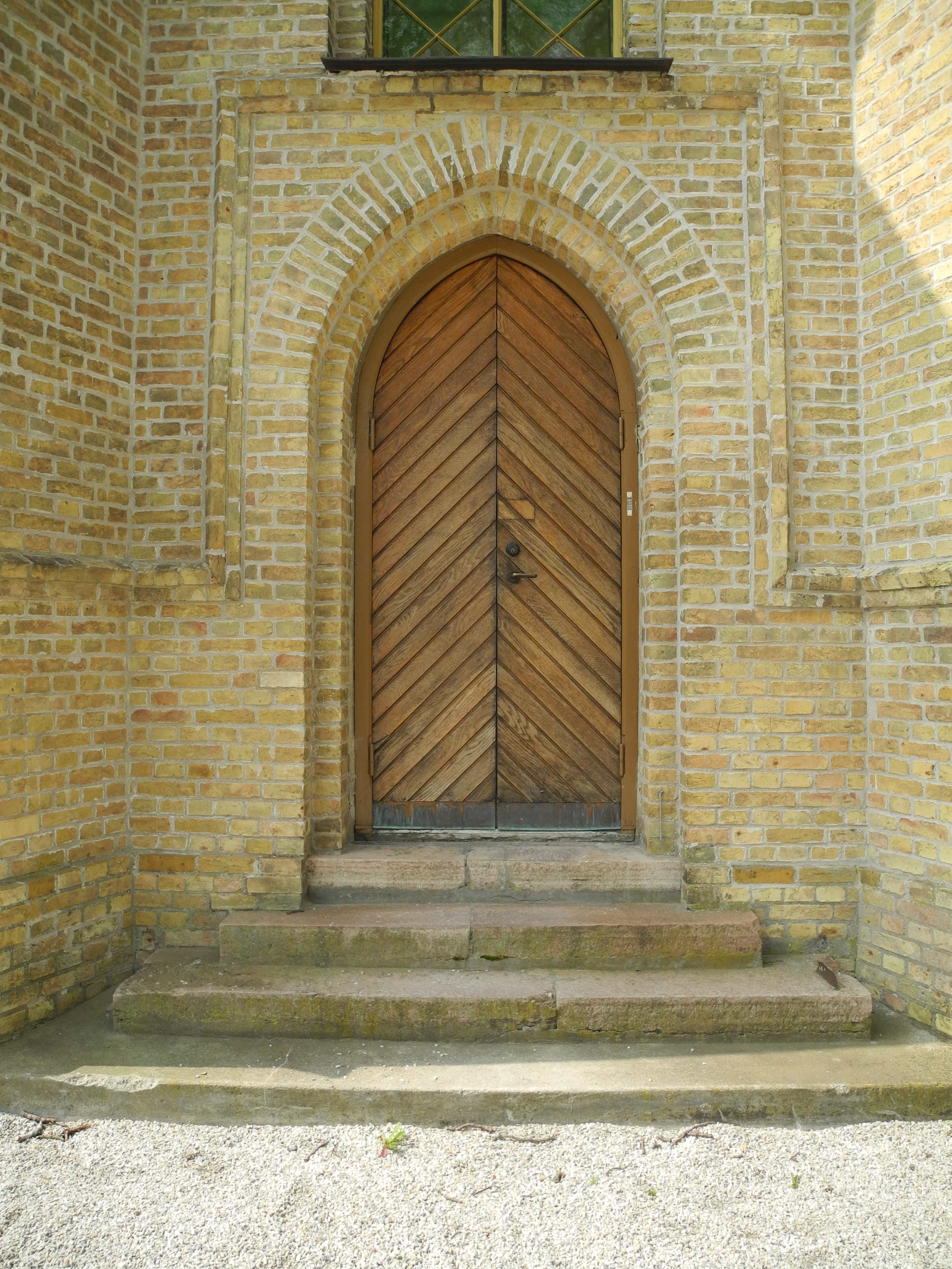 Uppåkra kyrka, ingång på östra sidan.