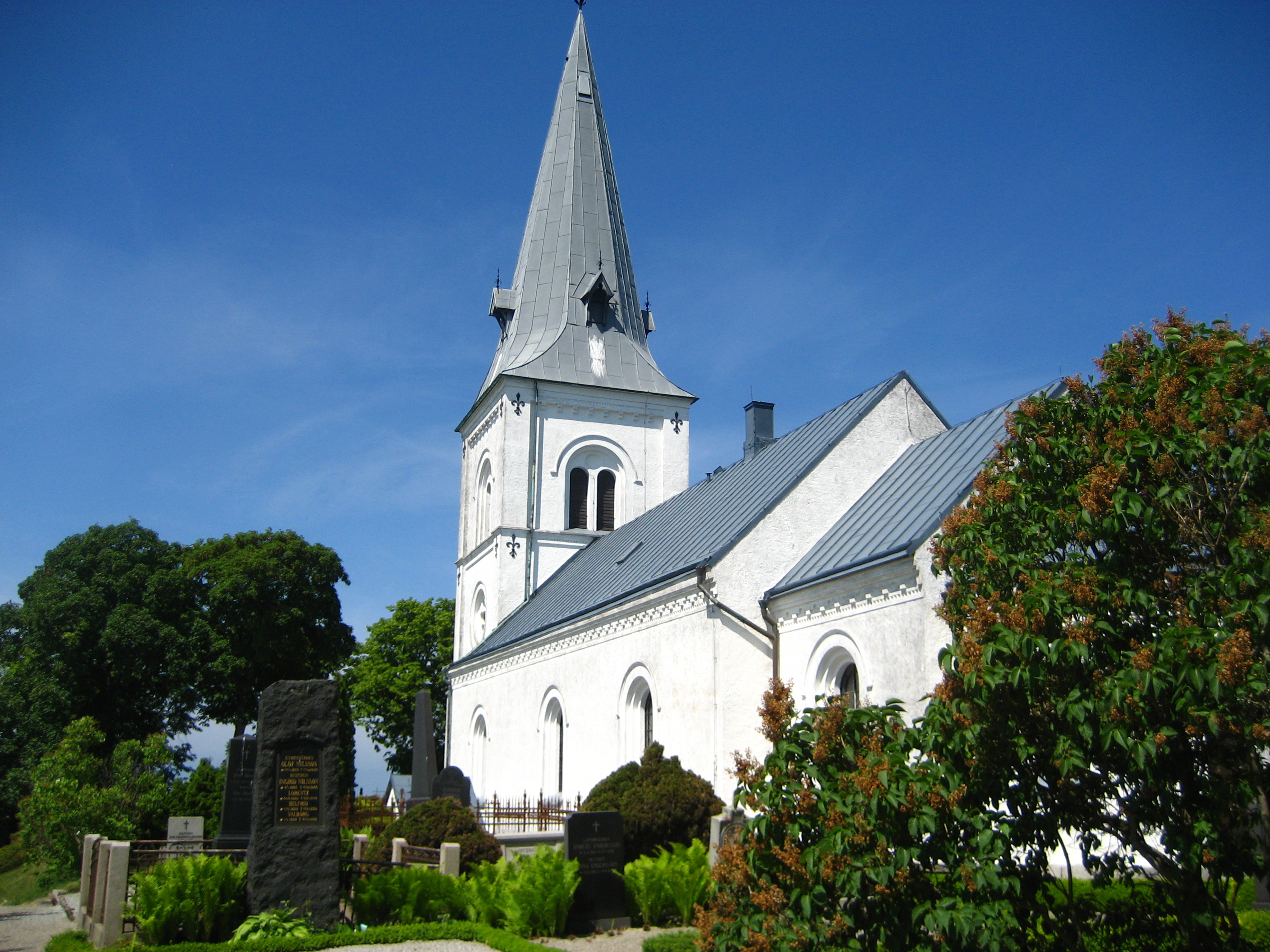 Görslövs kyrka och kyrkogård, vy från sydost.