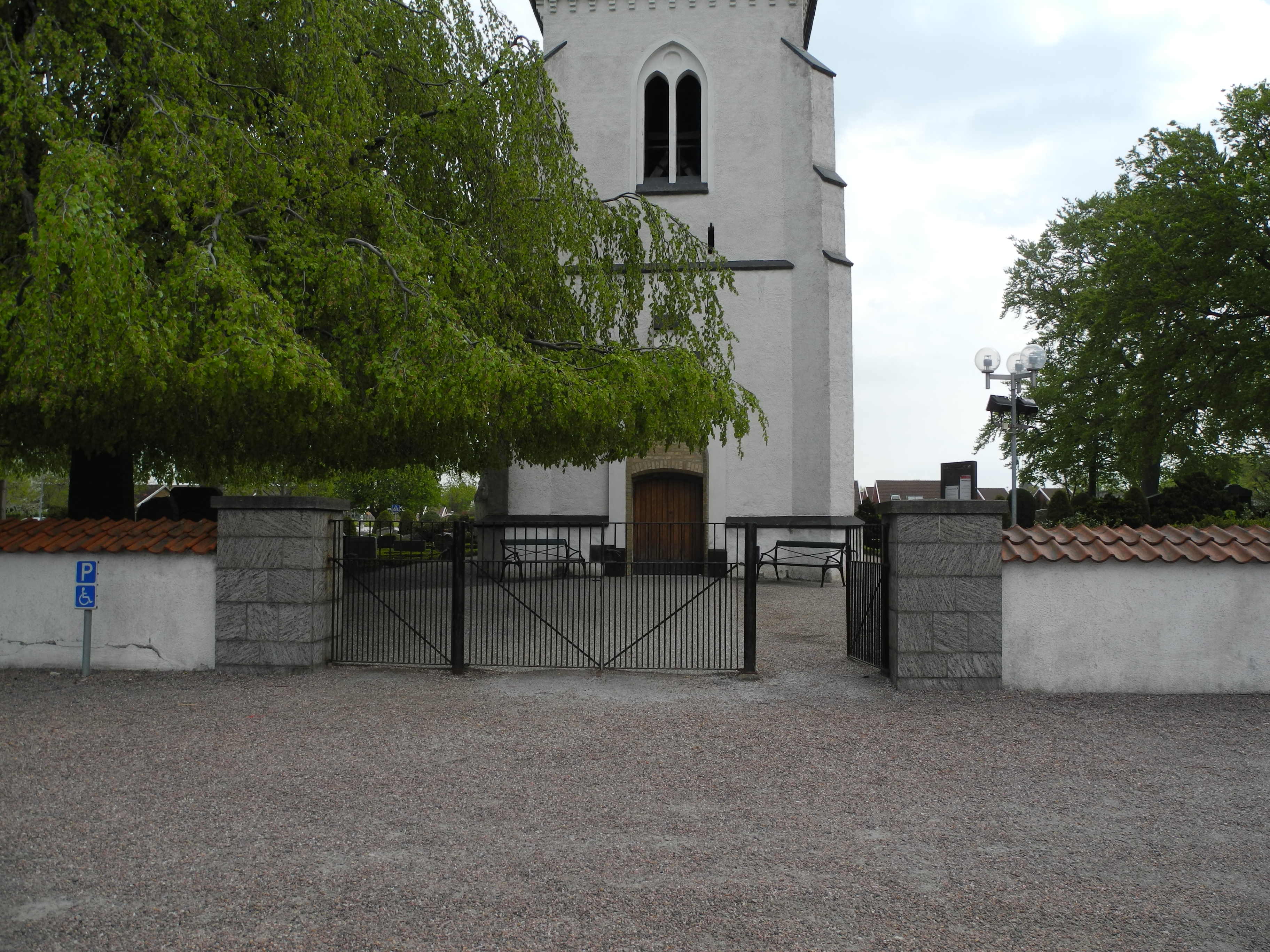 Brågarps kyrkogårdmed ingången från väster.