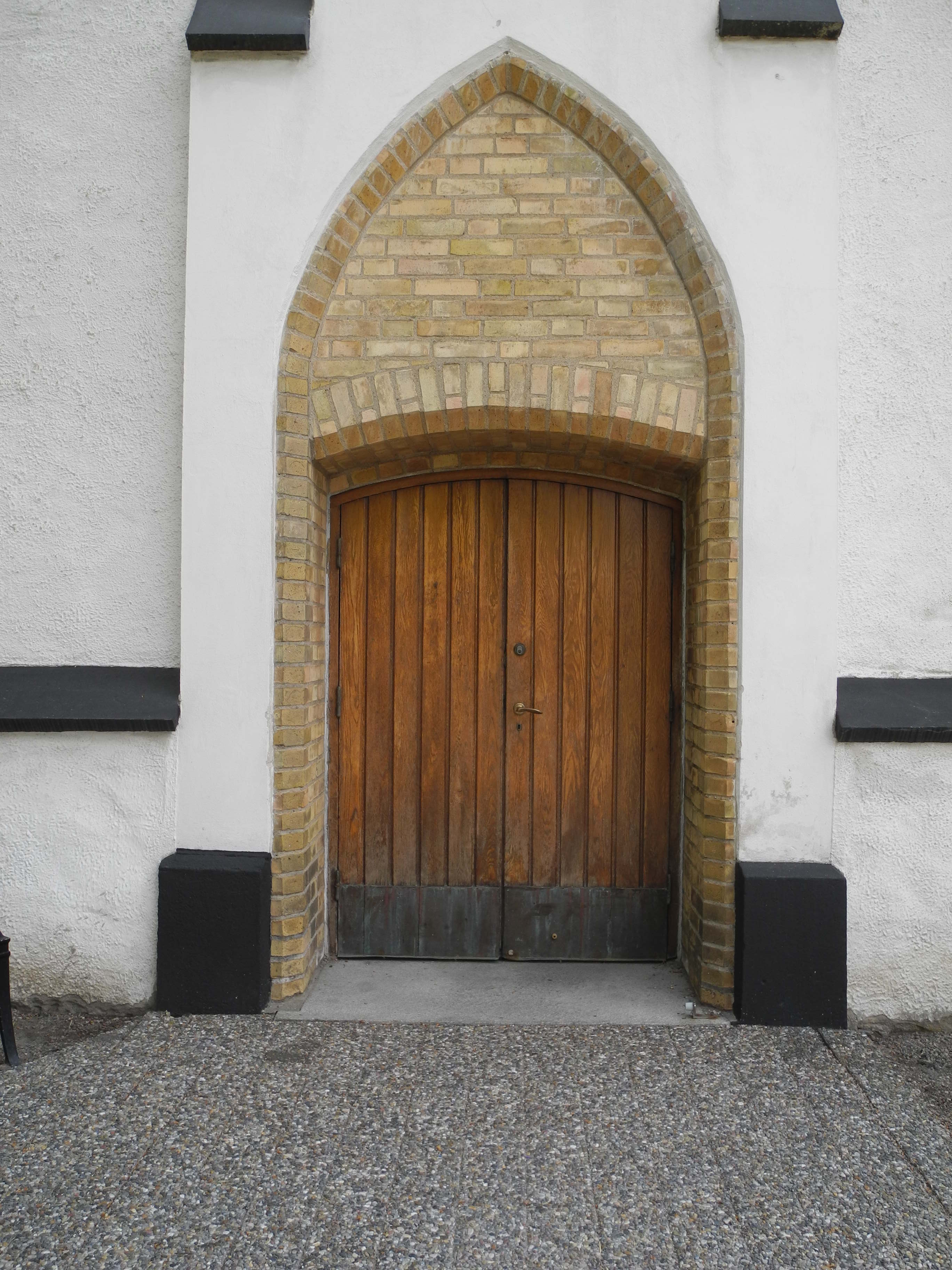 Brågarps kyrka, huvudingången i väster.