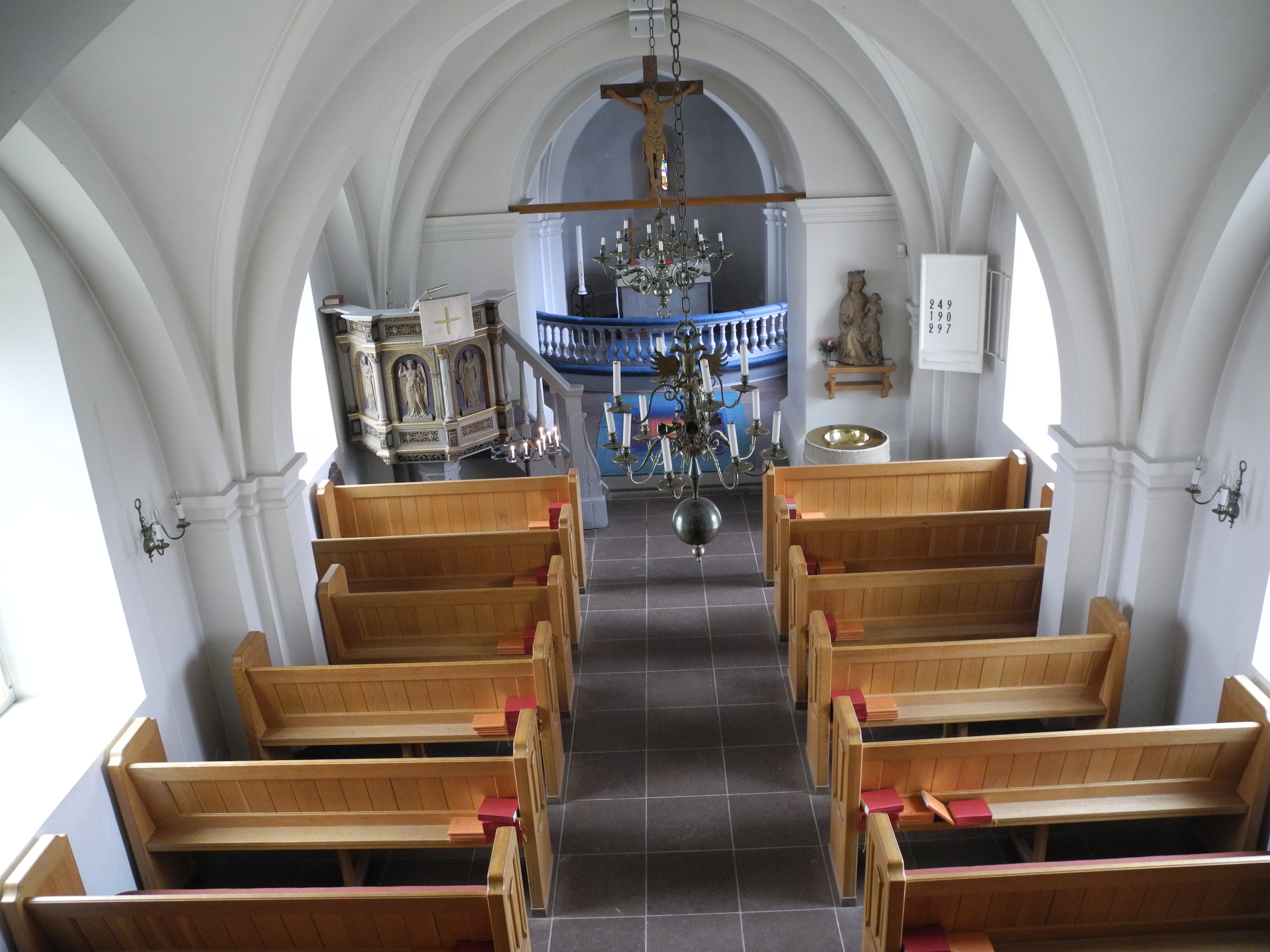 Brågarps kyrka, vy mot kor och altare.