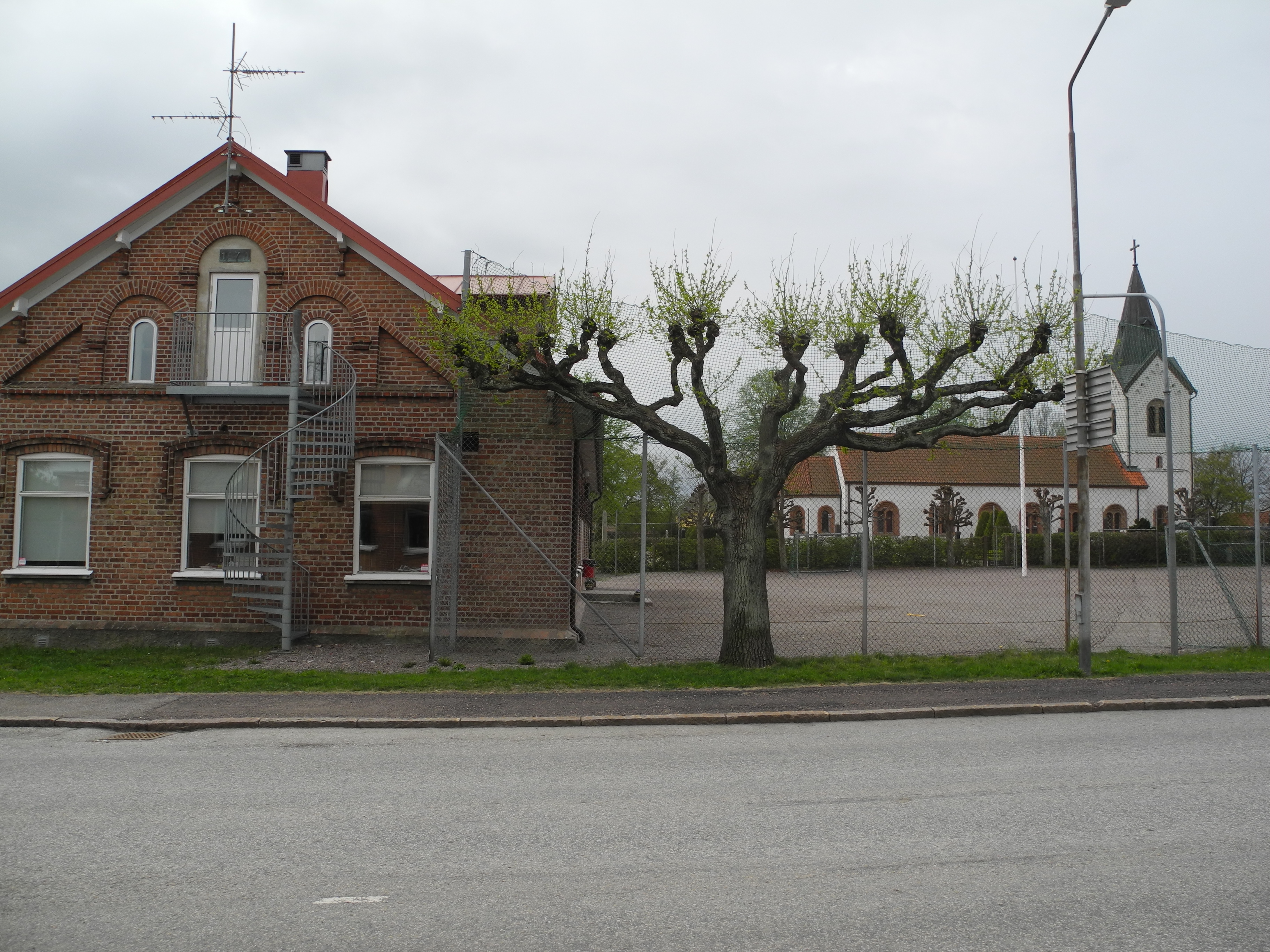 Kyrkheddinge kyrkomiljö med kyrkan och skolan, från norr