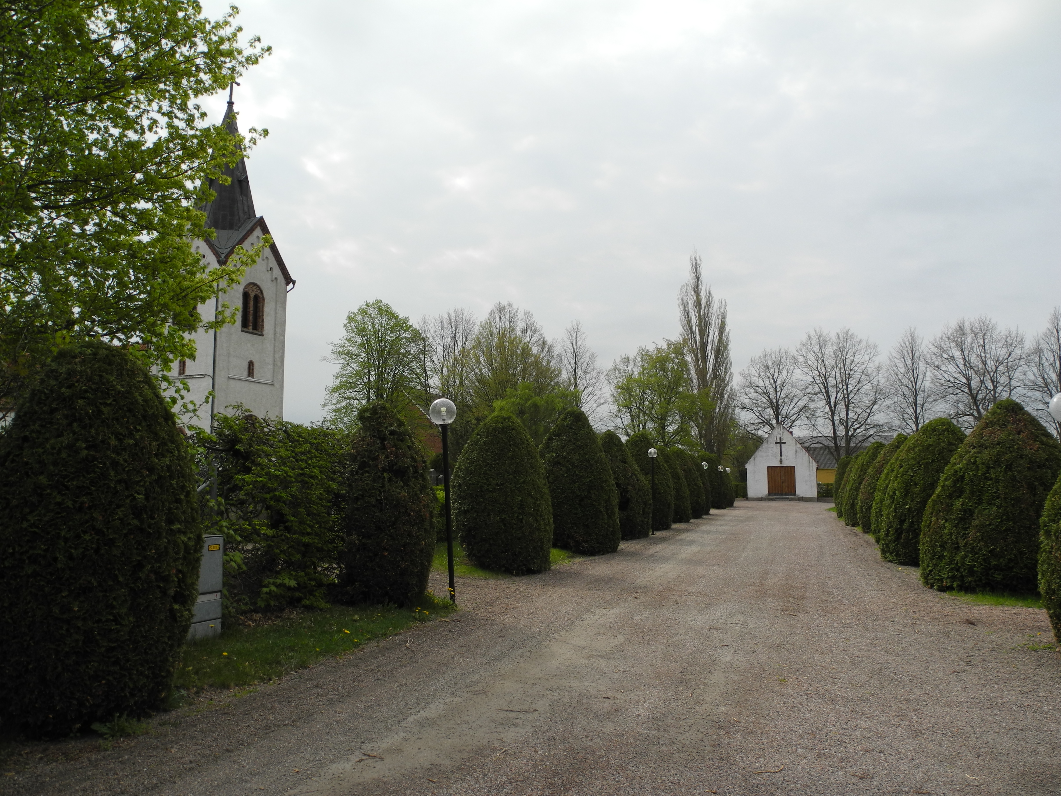 Kyrkheddinge kyrkogård med gravkapell i fonden.