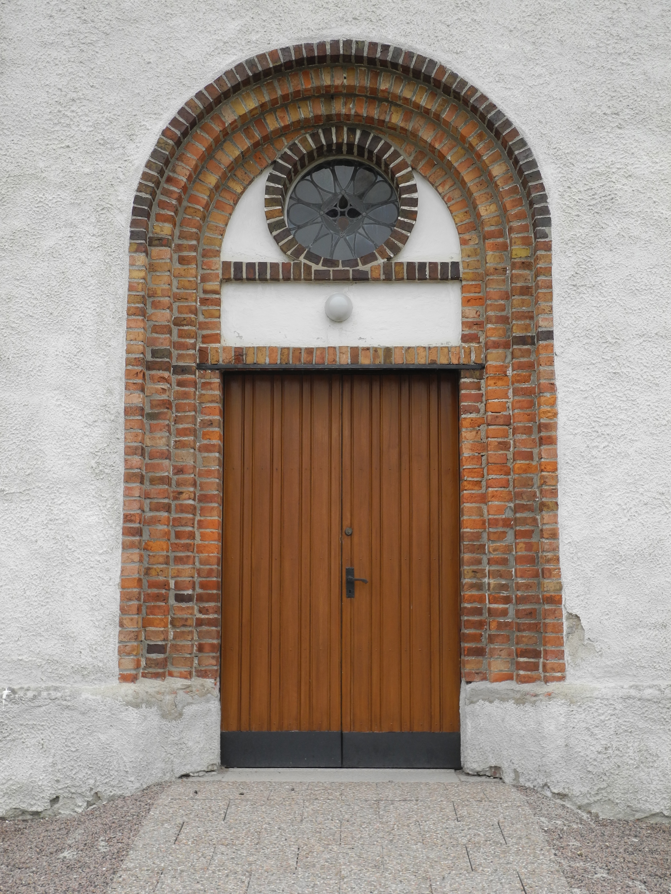 Kyrkheddinge, ingången i tornets västra fasad.