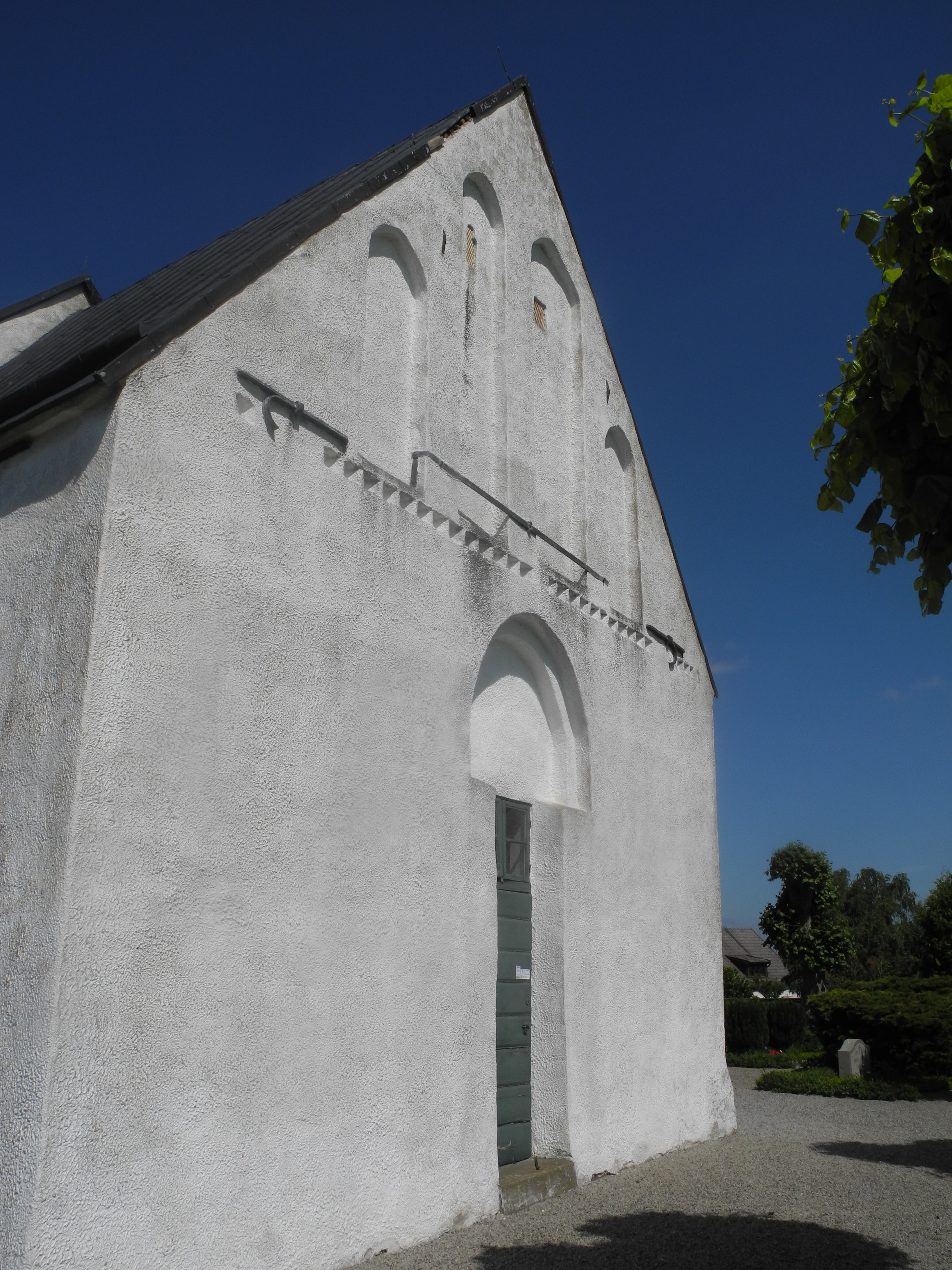 Särslövs kyrka, östra gaveln med blinderingar.