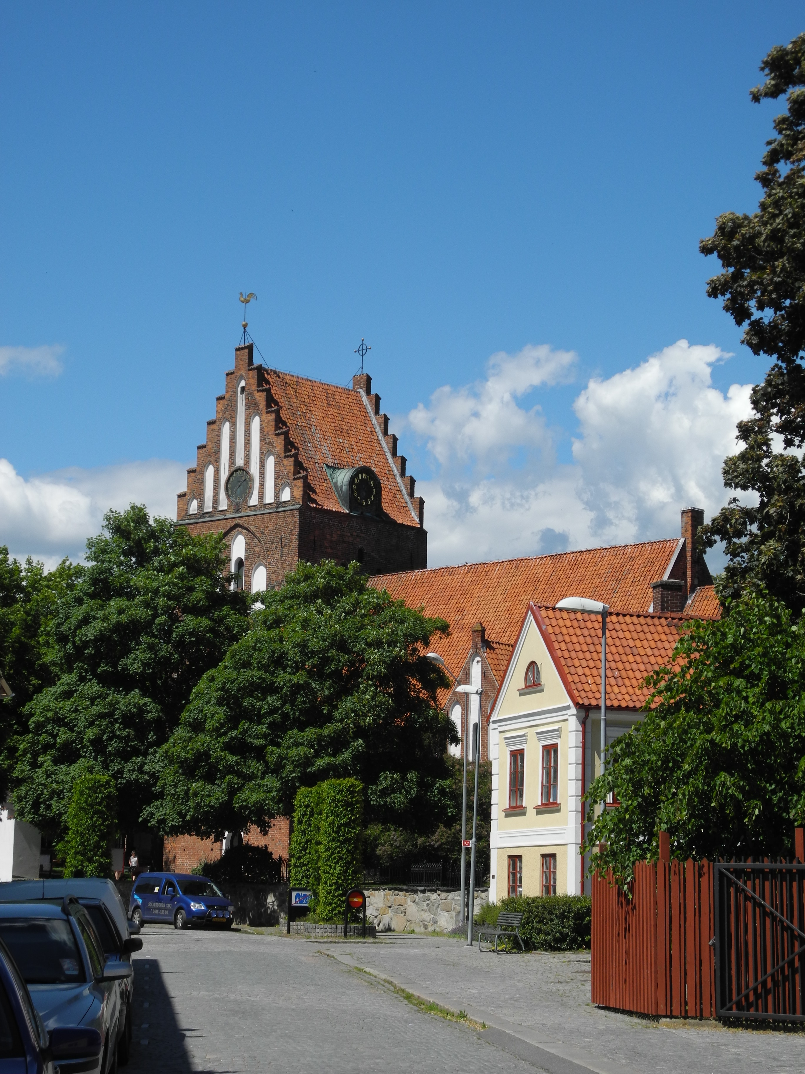 S:t Nicolai kyrka, Sölvesborg. Kyrkan med omgivning från sydost.