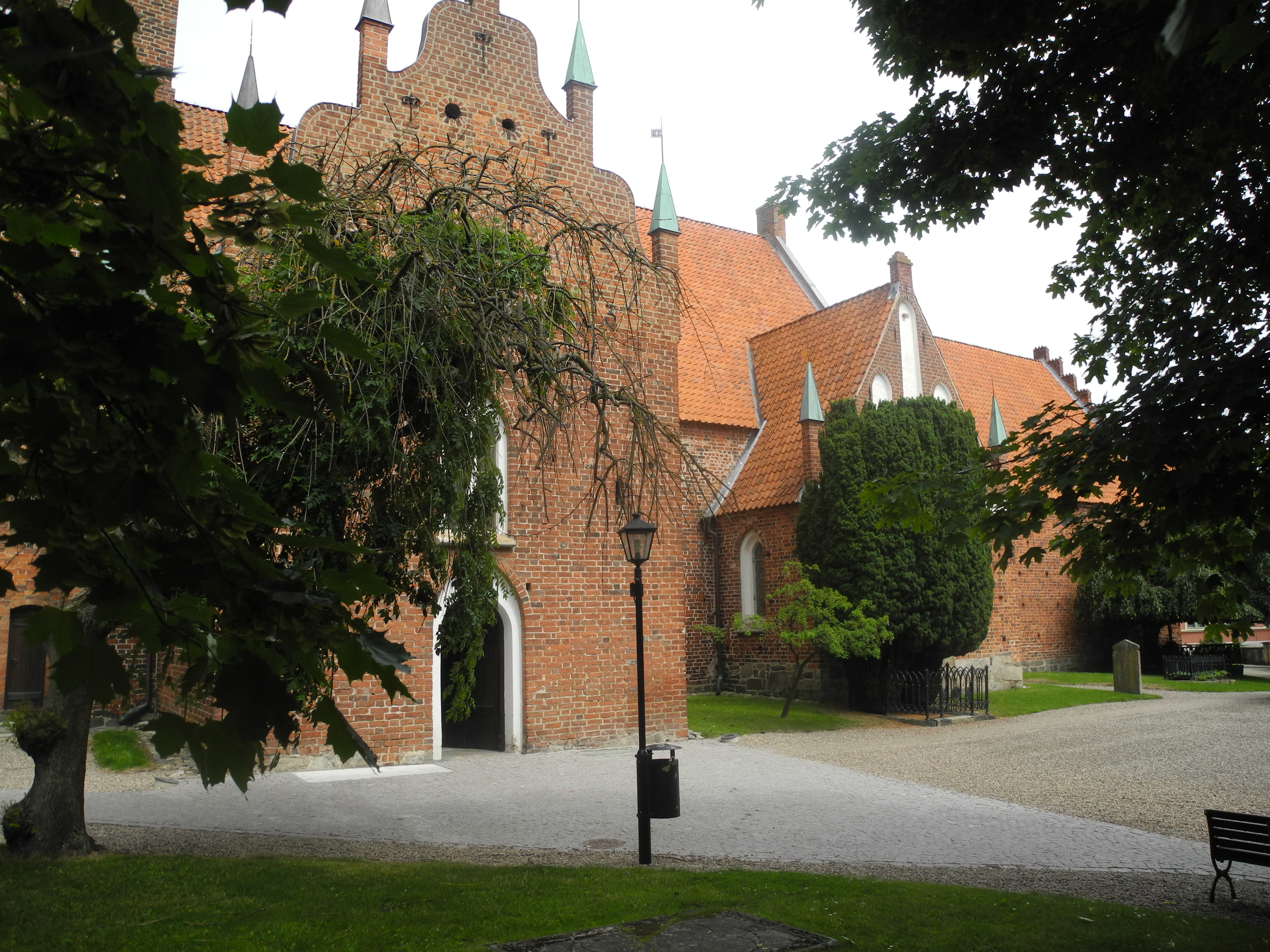 Sölvesborg, S:t Nicolai kyrka och gamla kyrkogård från sydväst.