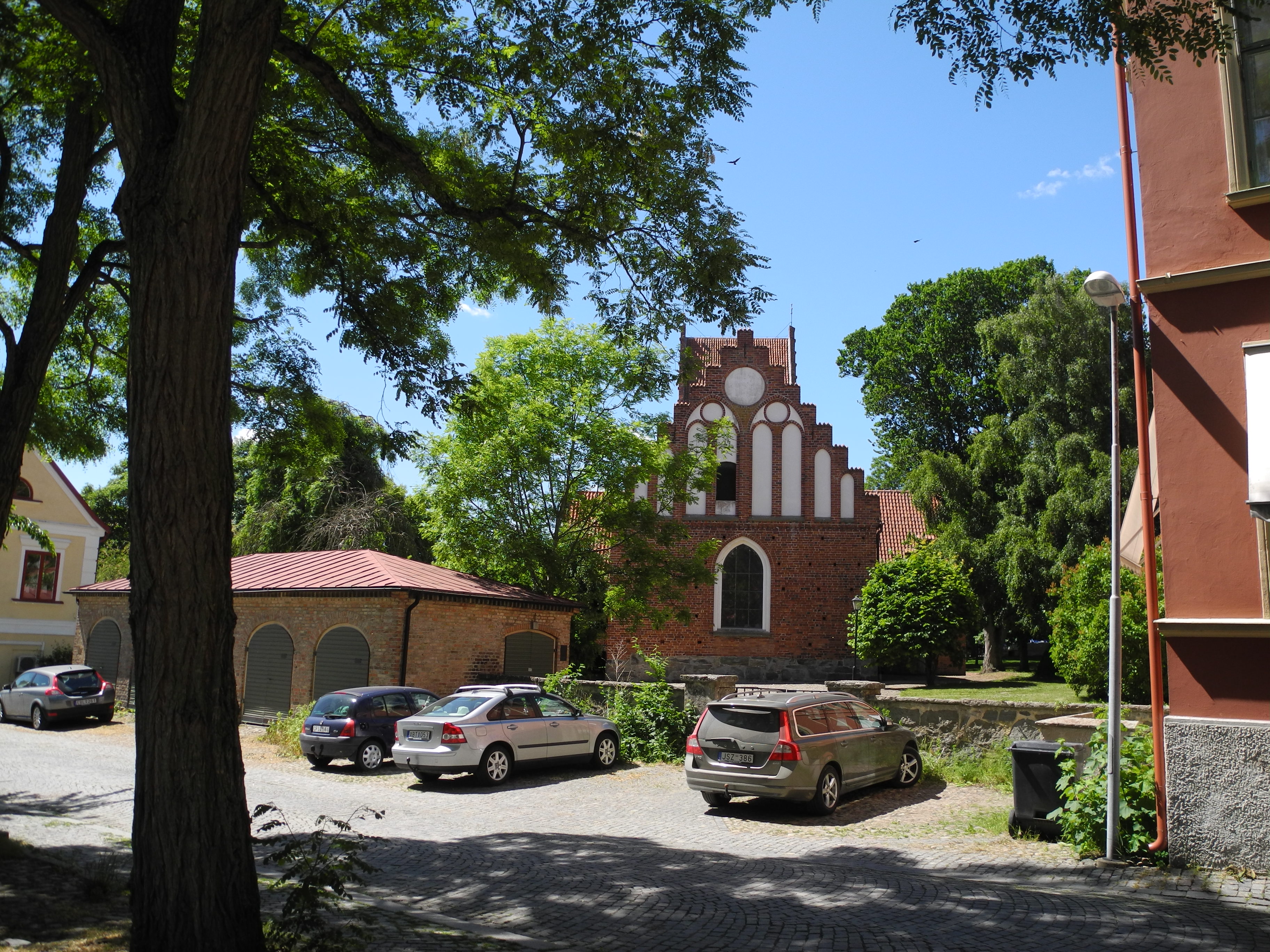 S:t Nicolai kyrka, Sölvesborg. Kyrkomiljön från öster.