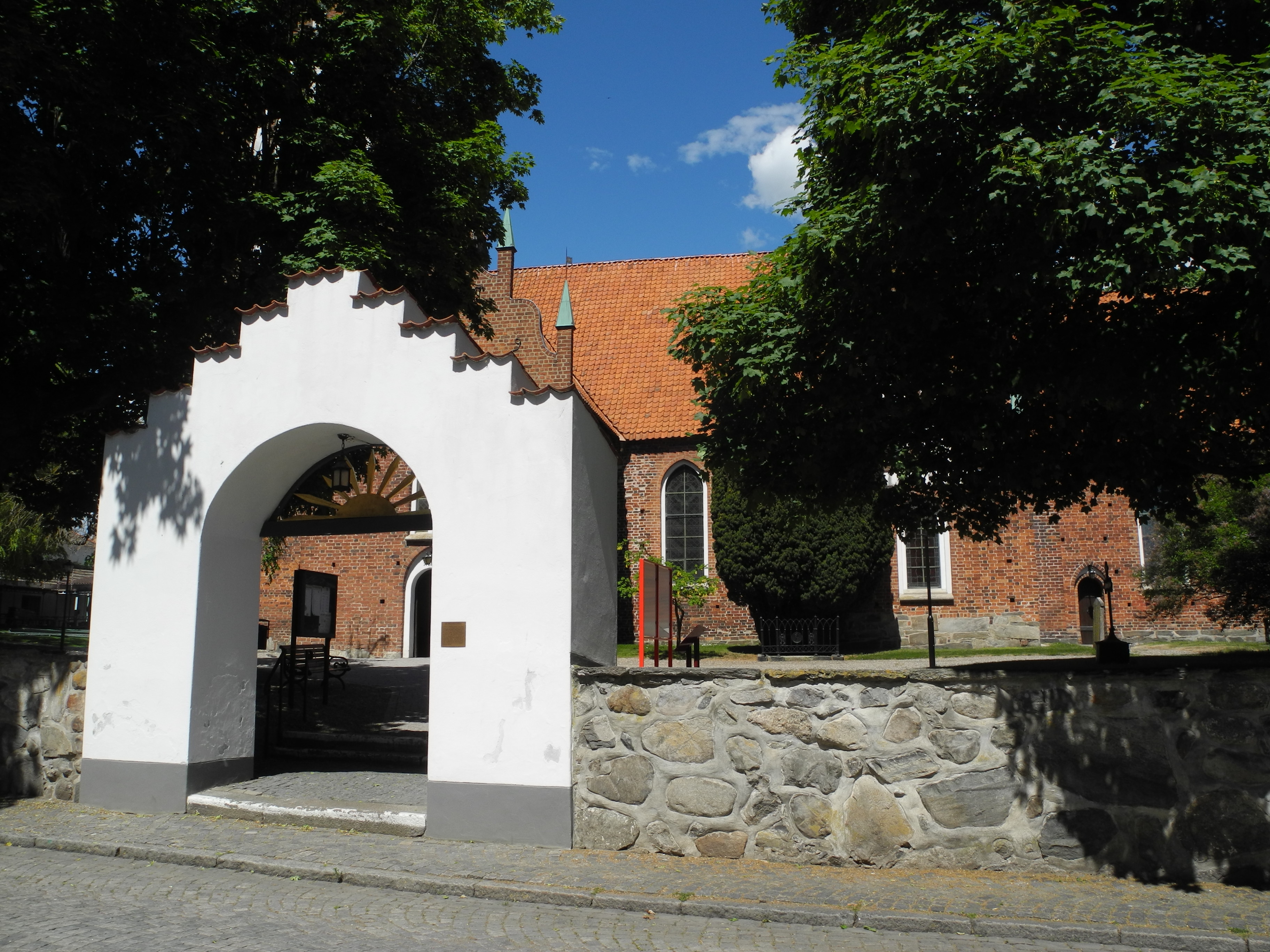 S:t Nicoali, Sölvesborg. Gamla kyrkogården med stiglucka, från söder.