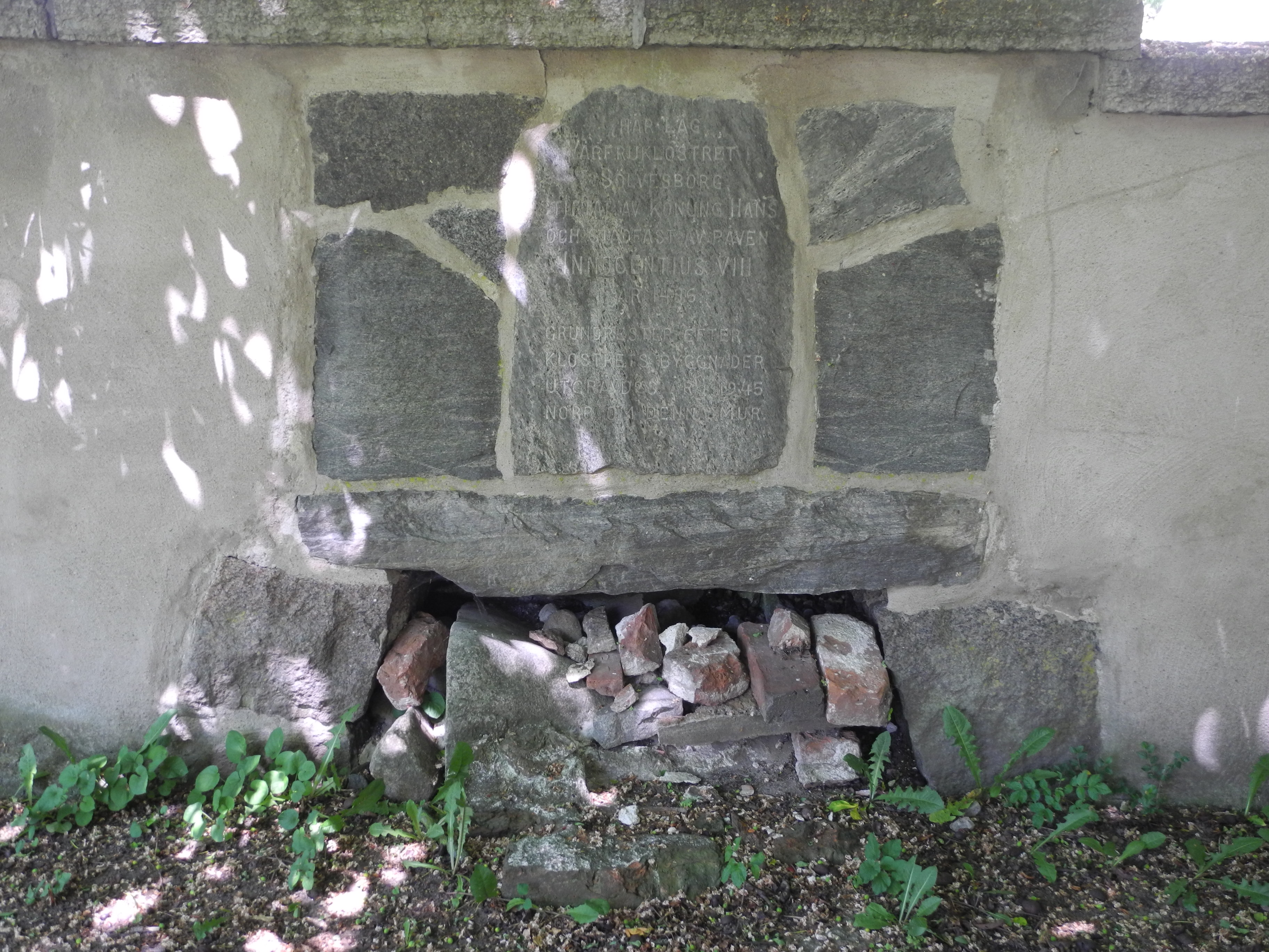 S:t Nicolai kyrka, Sölvesborg. Kyrkotomten med minnessten över klostret.