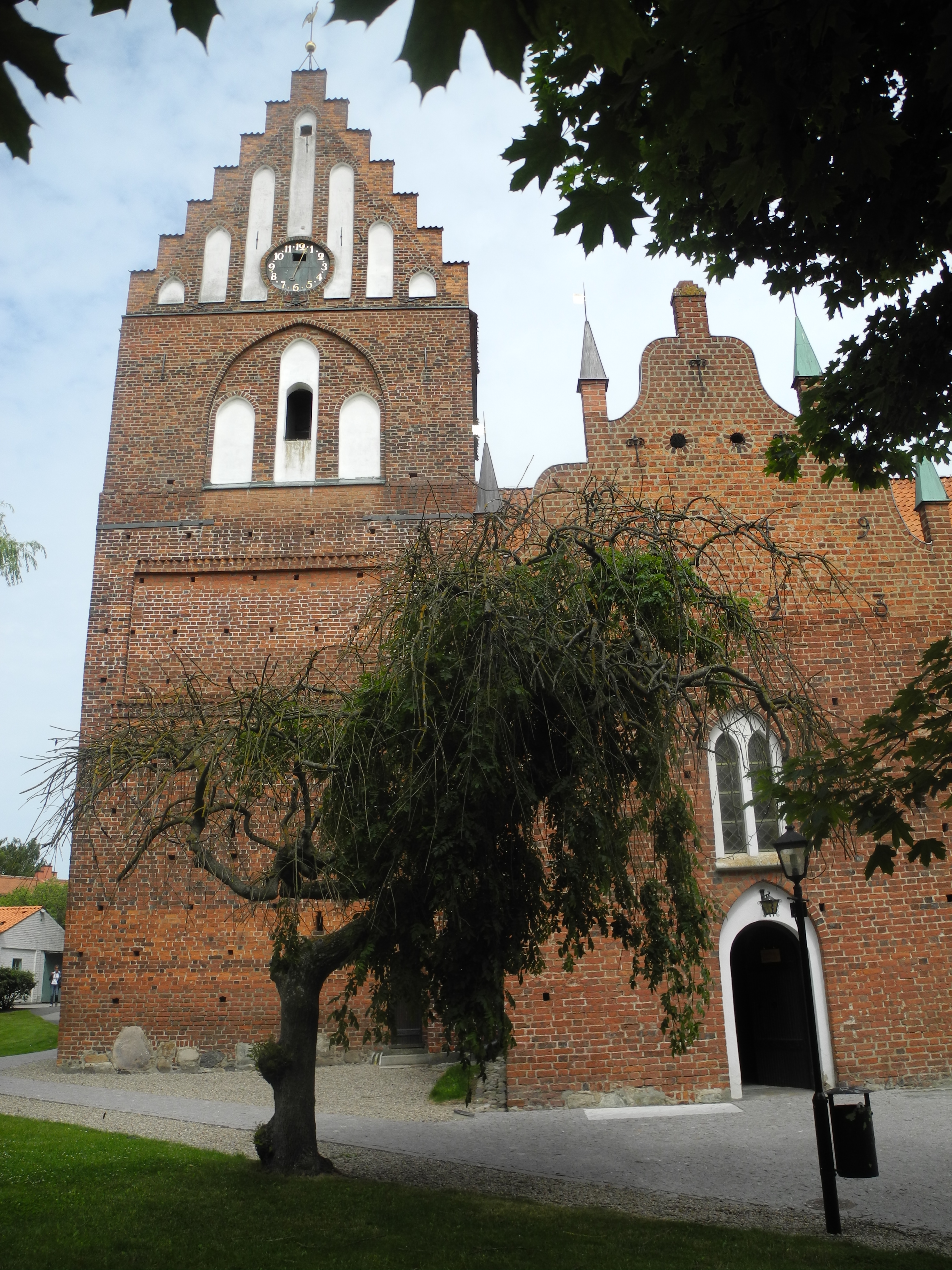 S:t Nicolai kyrka, Sölvesborg, tornet och vapenhuset från söder.