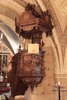 Den rikt dekorerade predikstolen med baldakin