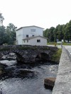 Hudene kvarn med stenvalvsbro från 1826 i förgrunden