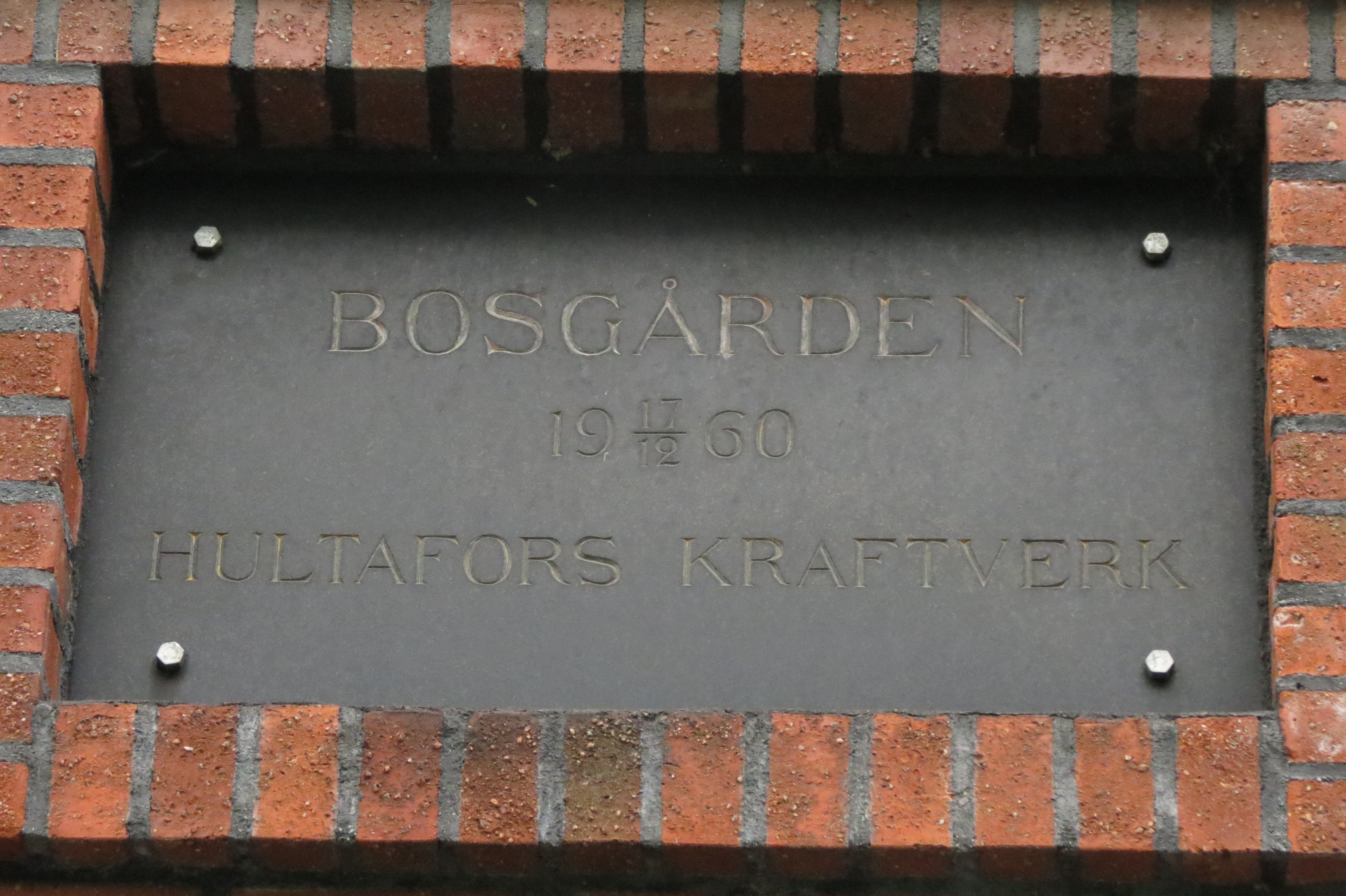 Inskription ovanför porten på Bosgårdens kraftverk.