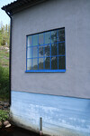 Fönsterbågar i järn, målade i en starkt blå kulör. 